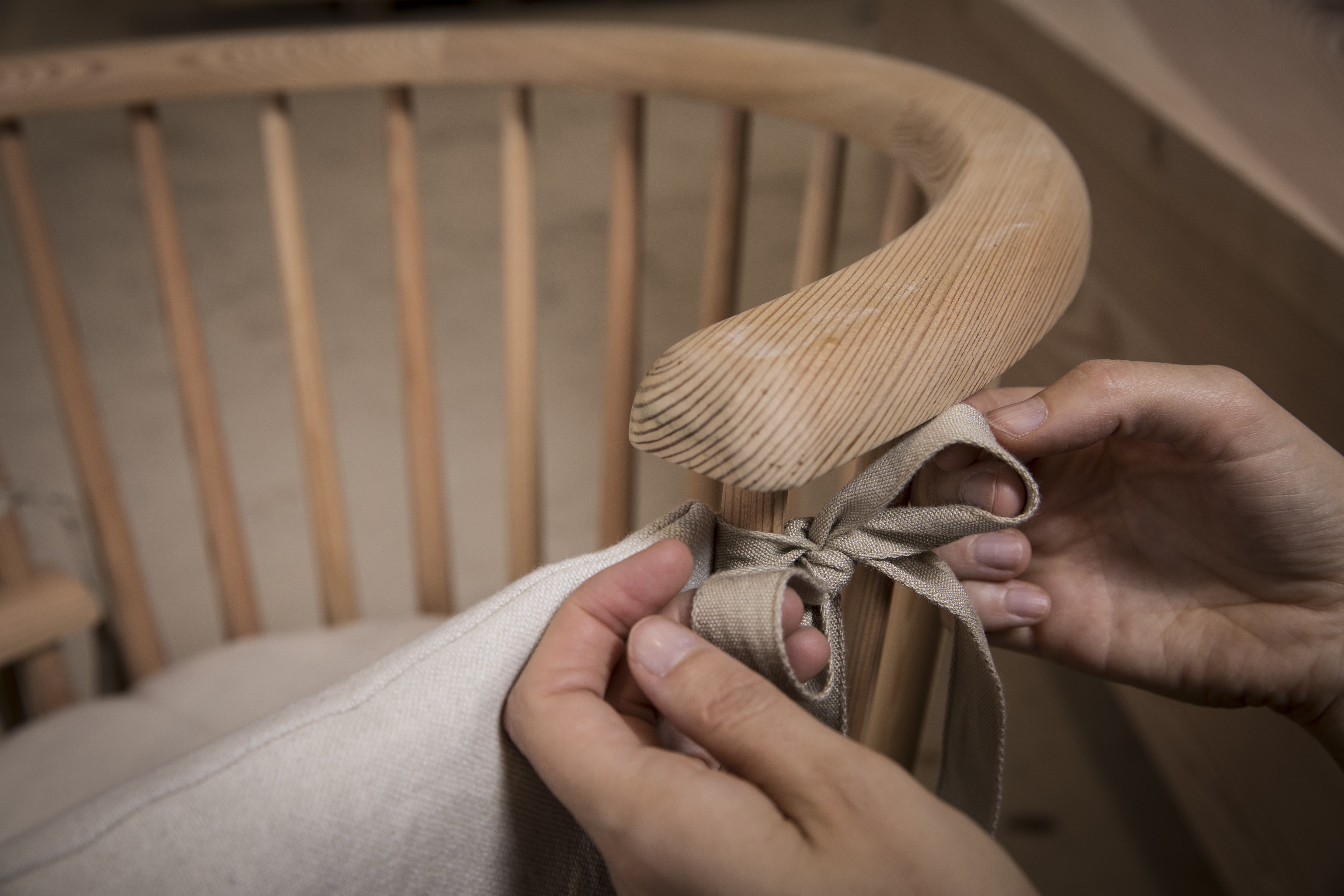 Berceau en bois avec tissage en lin du Val d'Hérens Valais Wallis Schweiz Switzerland Suisse