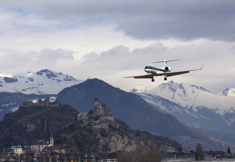 Sion, Sitten, Avion à destination de Sion, été, Valais