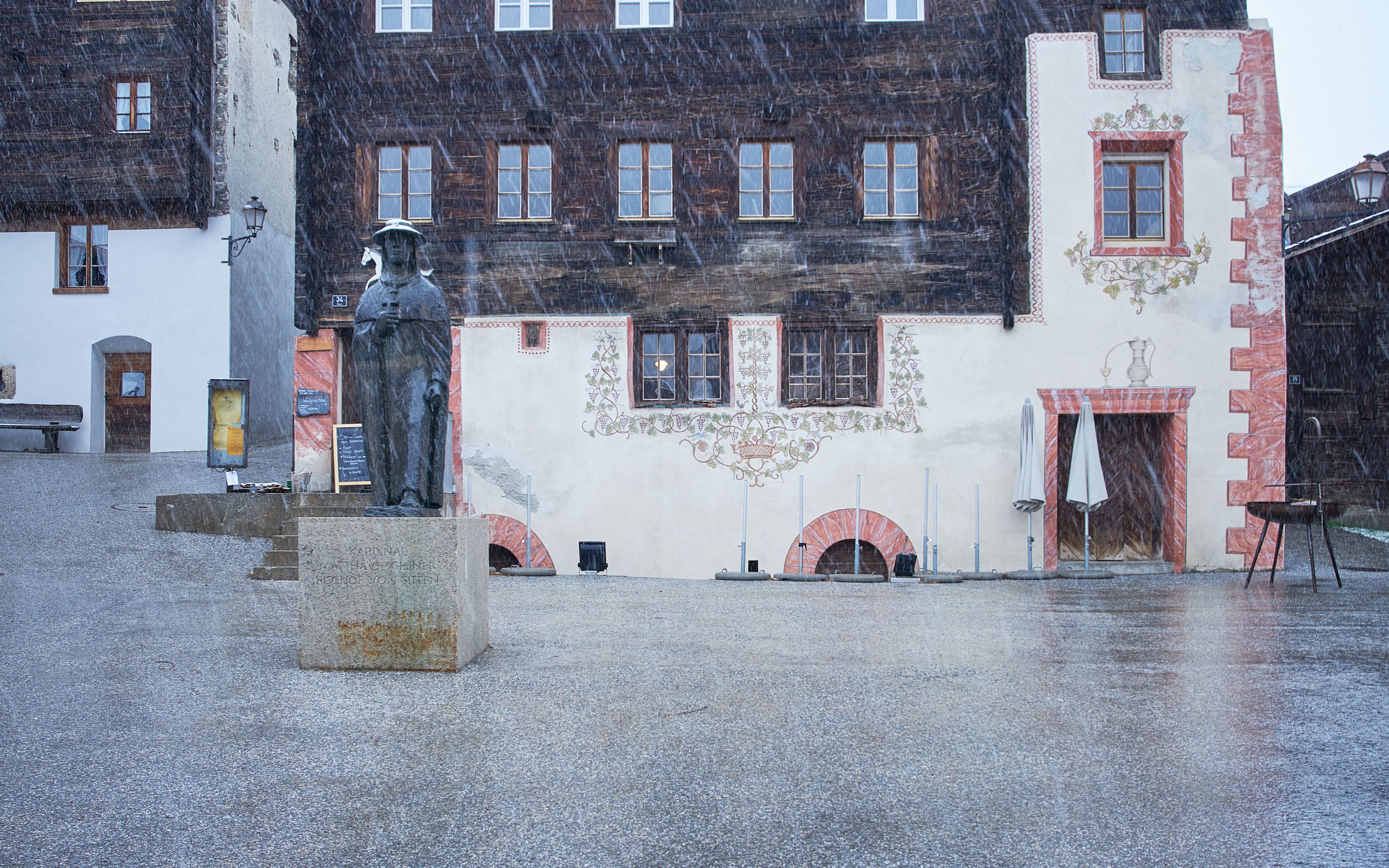 Im historischen Holzhaus im Herzen von Ernen, Wallis, Schweiz