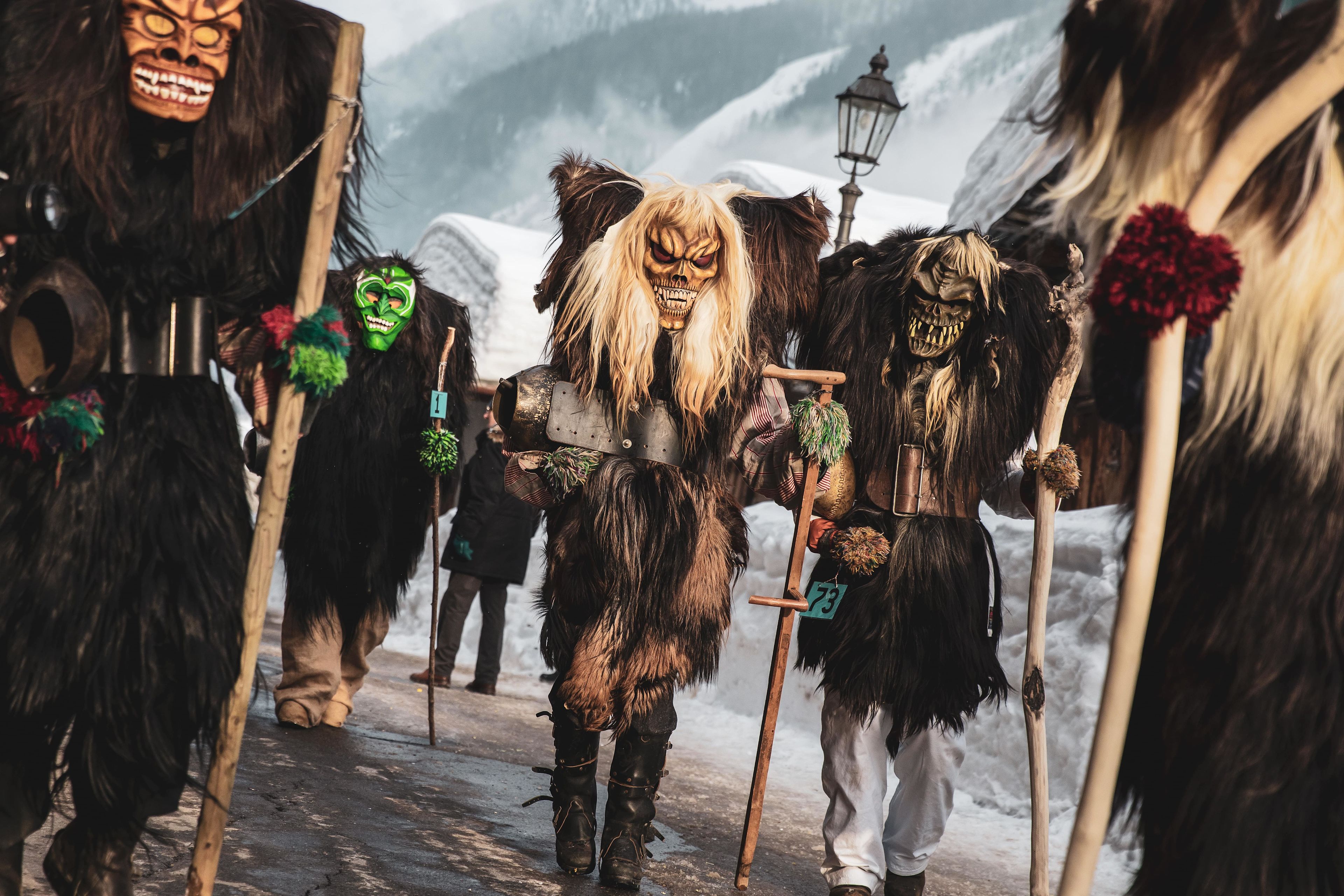 Die für das Lötschental typischen, maskierten Fasnachtsgestalten, die sogenannten Tschäggättä, Fasnacht, Lötschental, Wallis, Schweiz