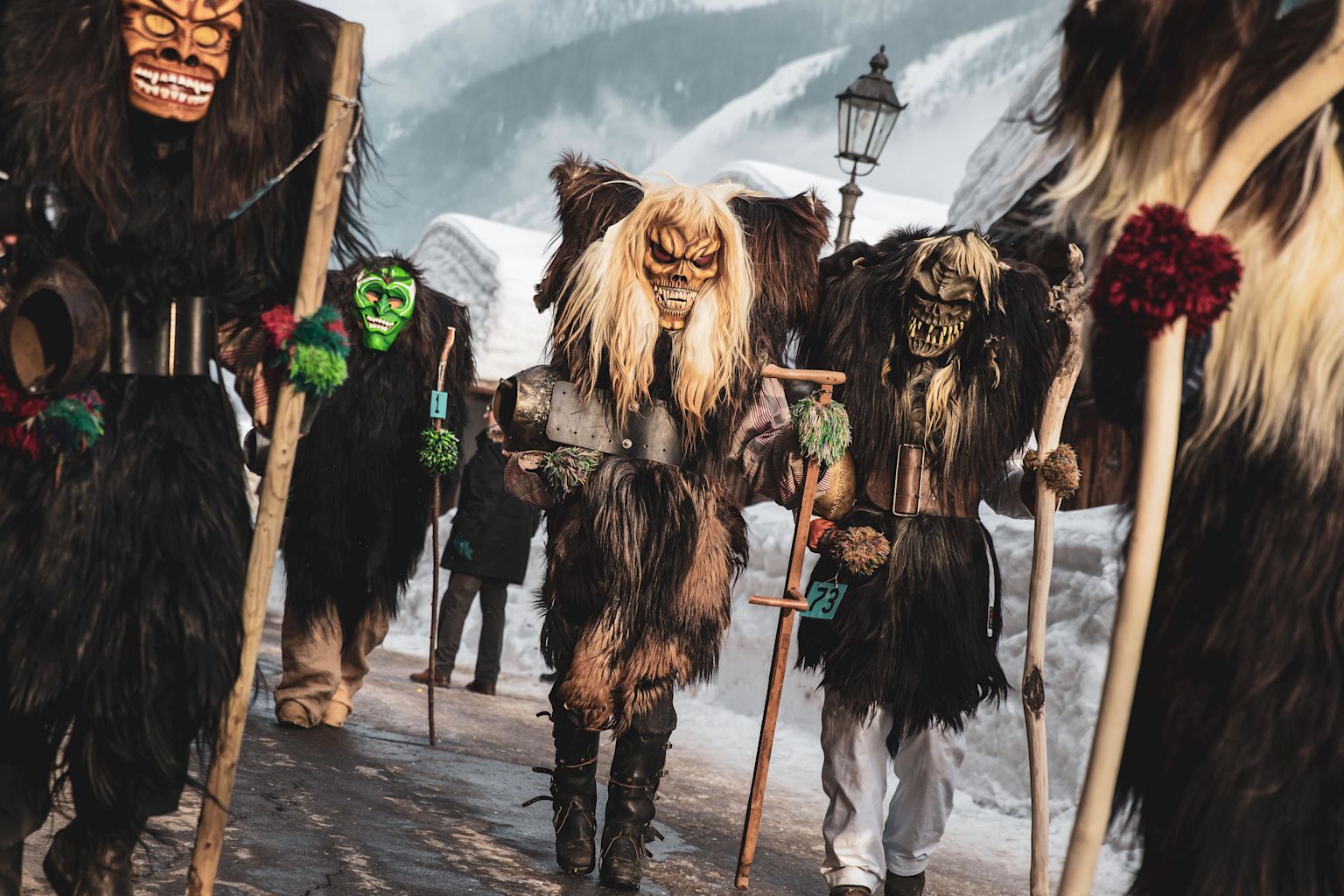 Les personnages carnavalesques masqués qui sont des caractéristiques du Lötschental, les «Tschäggättä», carnaval du Lötschental, Valais, Suisse