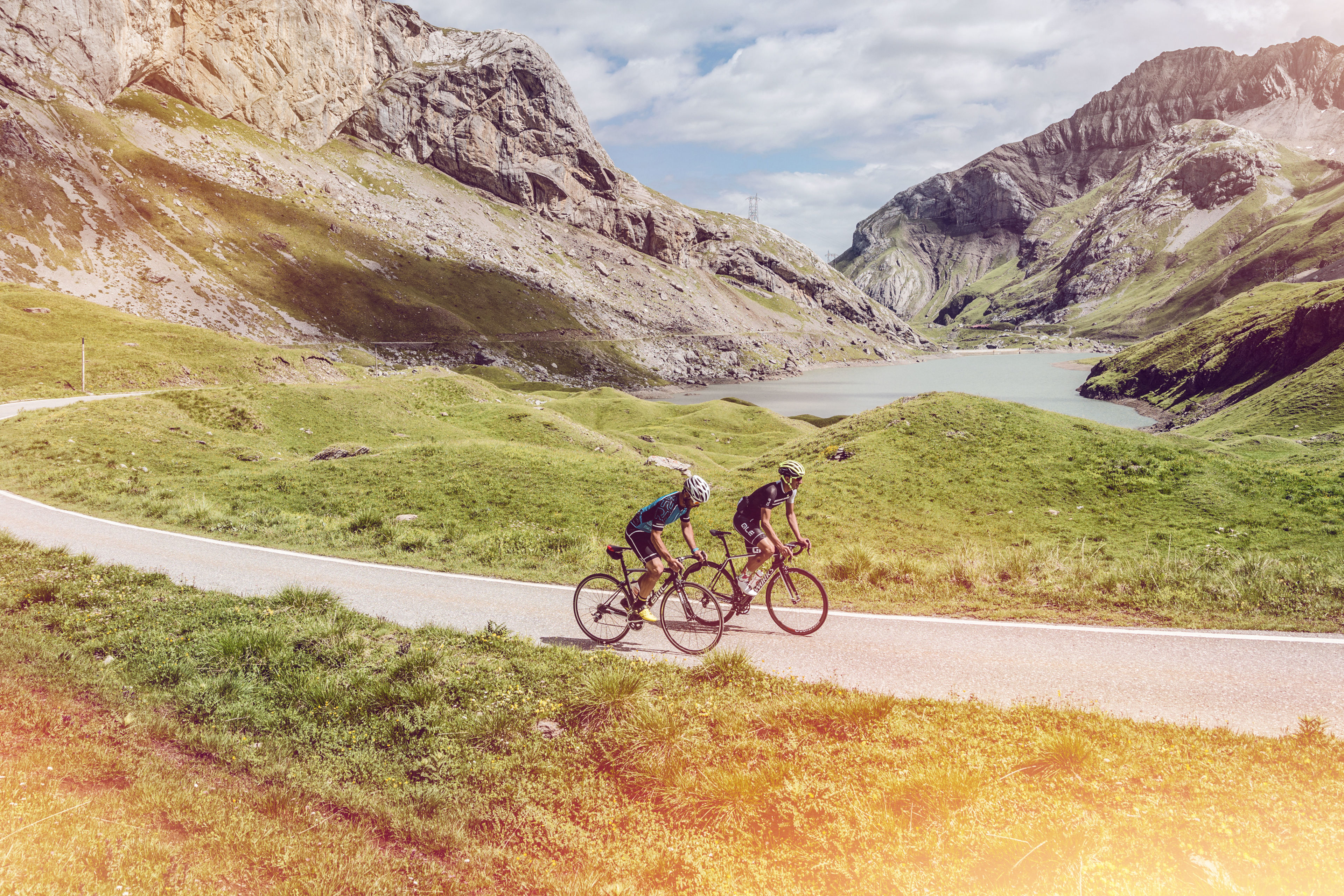 Guide de vélo avec son élève sur la route du Sanetsch Valais Wallis Schweiz Switzerland Suisse