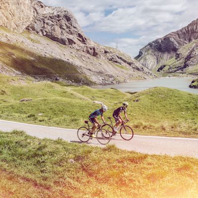 Guide de vélo avec son élève sur la route du Sanetsch Valais Wallis Schweiz Switzerland Suisse