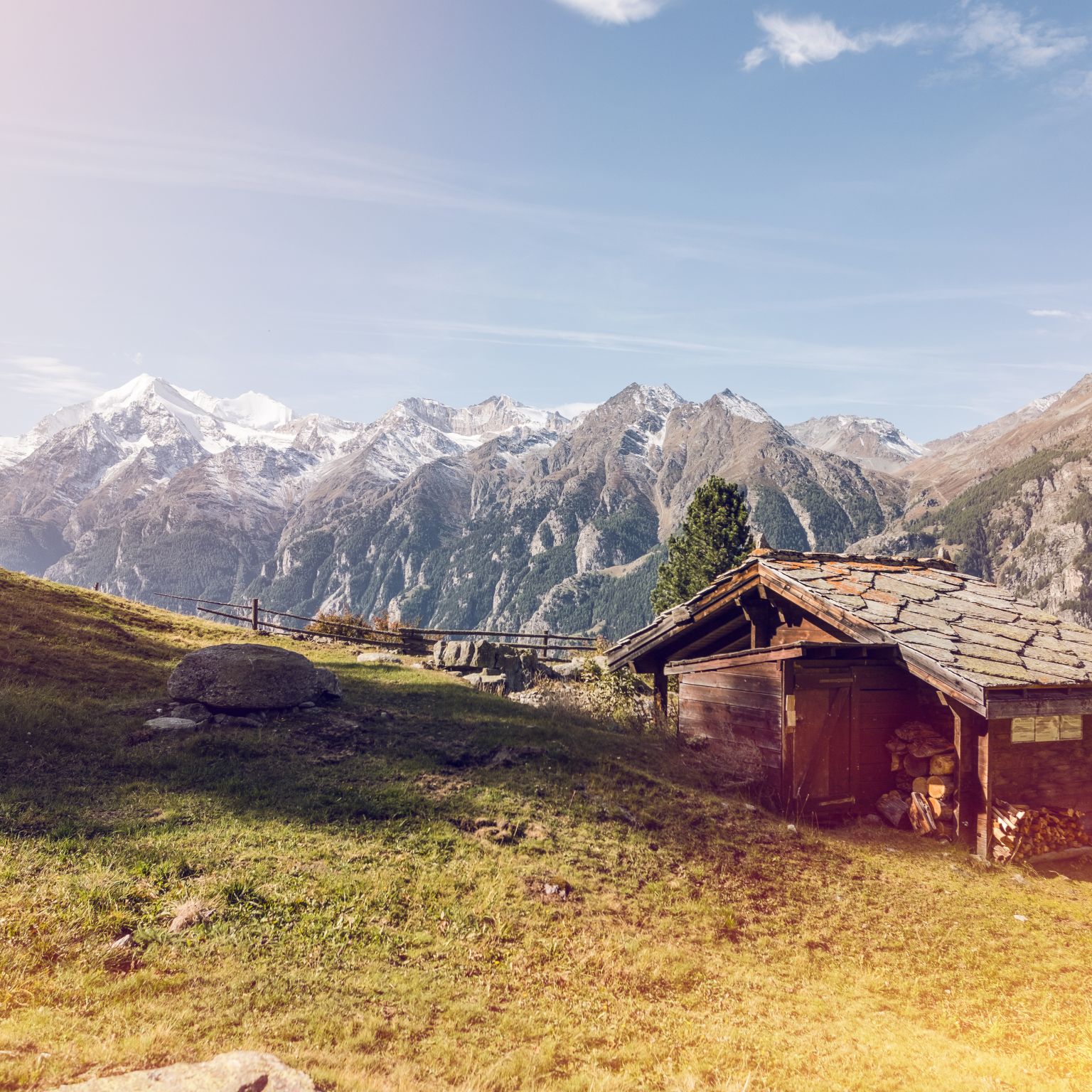 Berghütte in Grächen, Sommer im Wallis, Schweizer Alpen, Schweiz