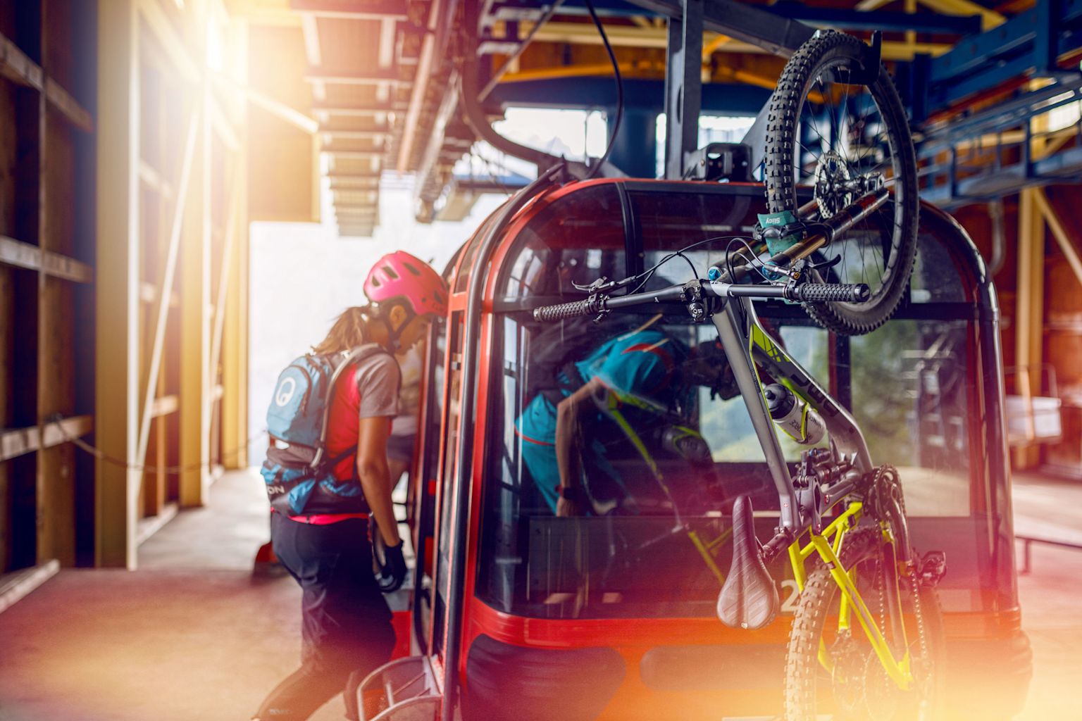 Une vététéiste monte dans une télécabine . VTT, Mountainbike, Leukerbad, Loèche-les-Bains, Valais, Suisse