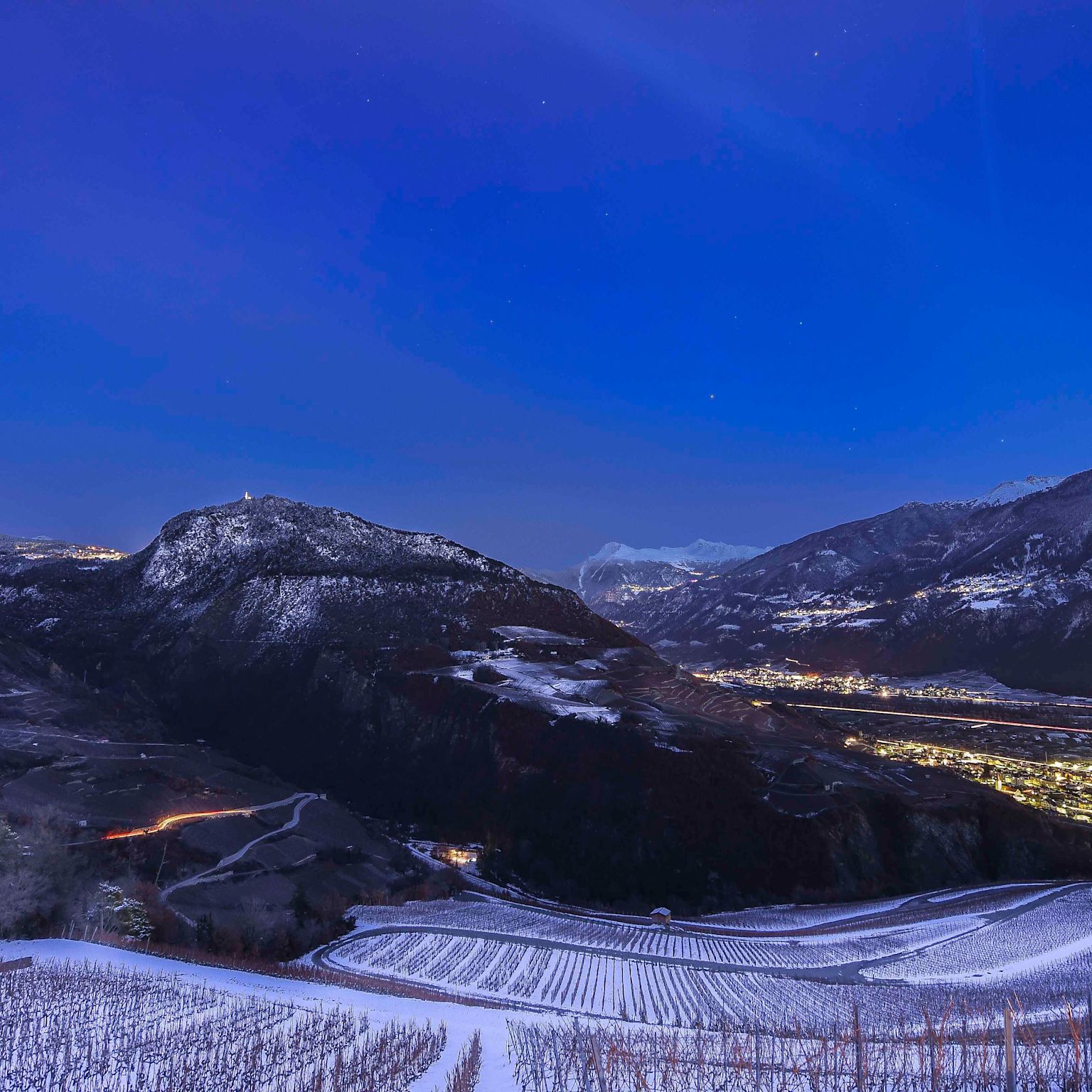 Verschneite Landschaft bei Nacht in St-Léonard