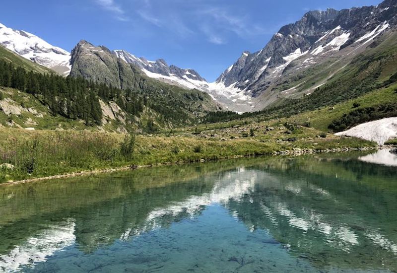 Wanderer am Grundsee im Lötschental, Wallis