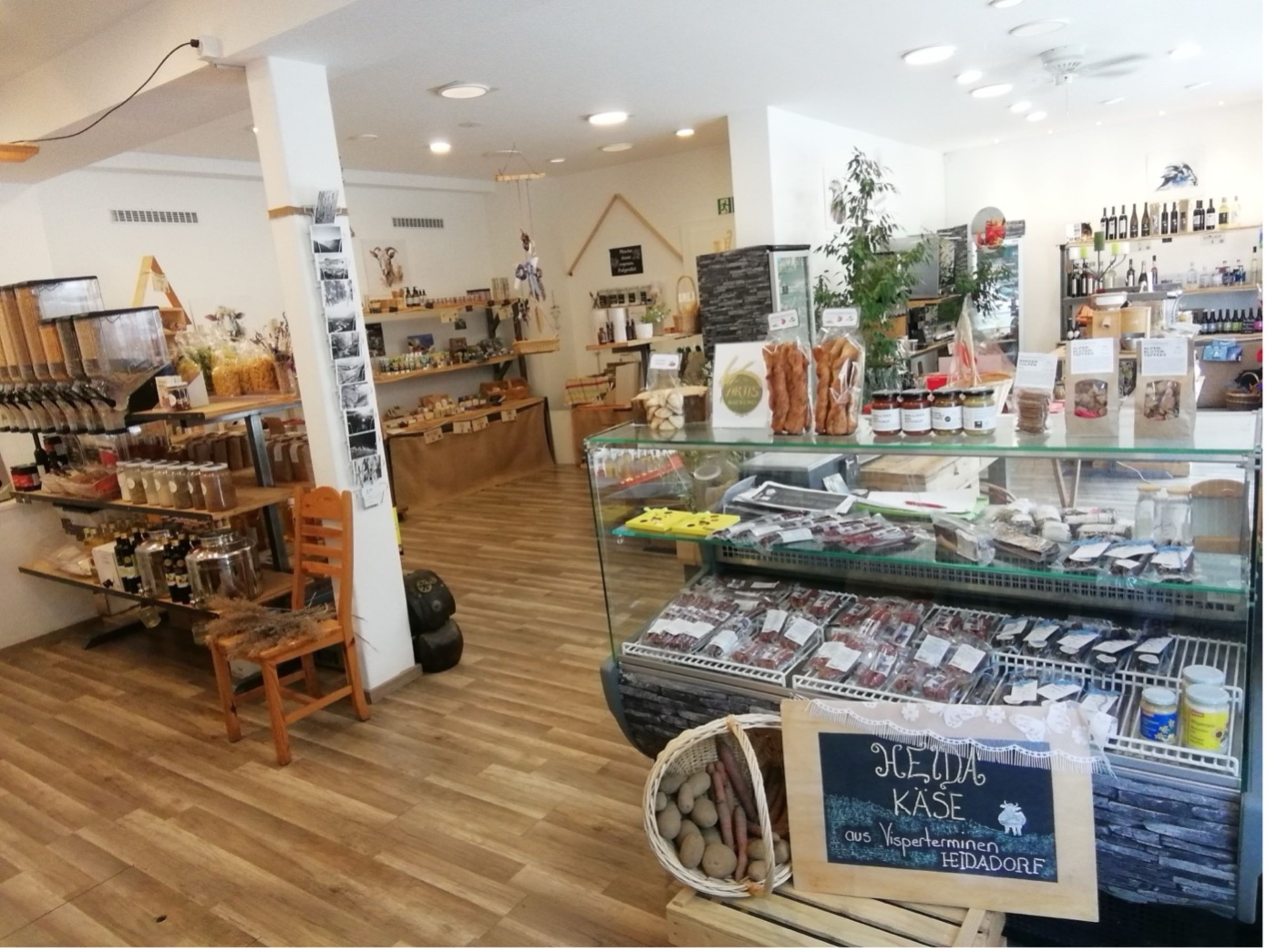 Alpenmarkt in Visp mit regionalen Spezialitäten aus den Walliser Alpen – Käse, Fleischwaren, Konfitüren, Honig und Geschenkboxen