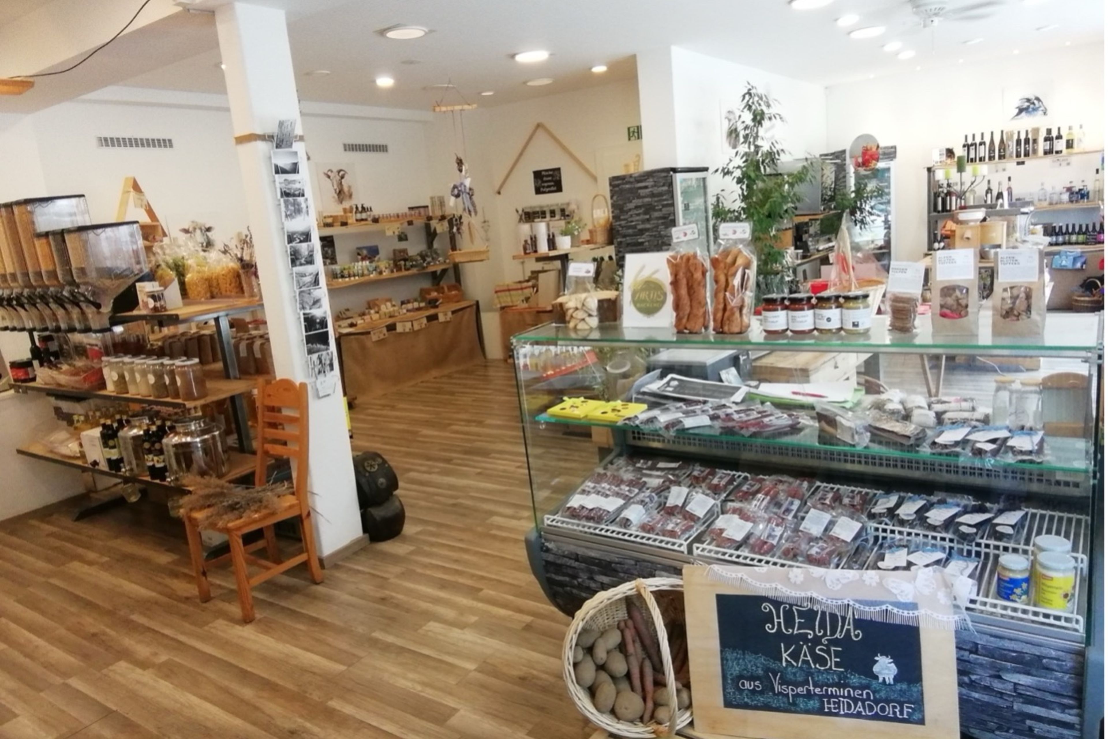 Alpenmarkt in Visp mit regionalen Spezialitäten aus den Walliser Alpen – Käse, Fleischwaren, Konfitüren, Honig und Geschenkboxen