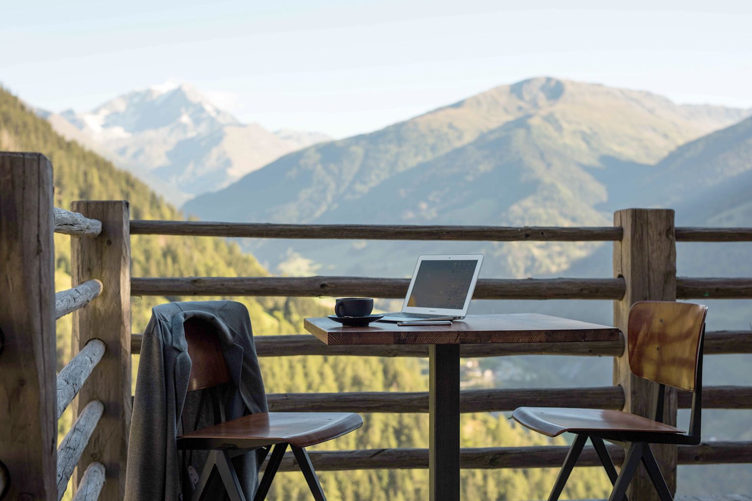 Arbeitsbereich mit Aussicht in Commeire, business im Wallis, Schweiz
