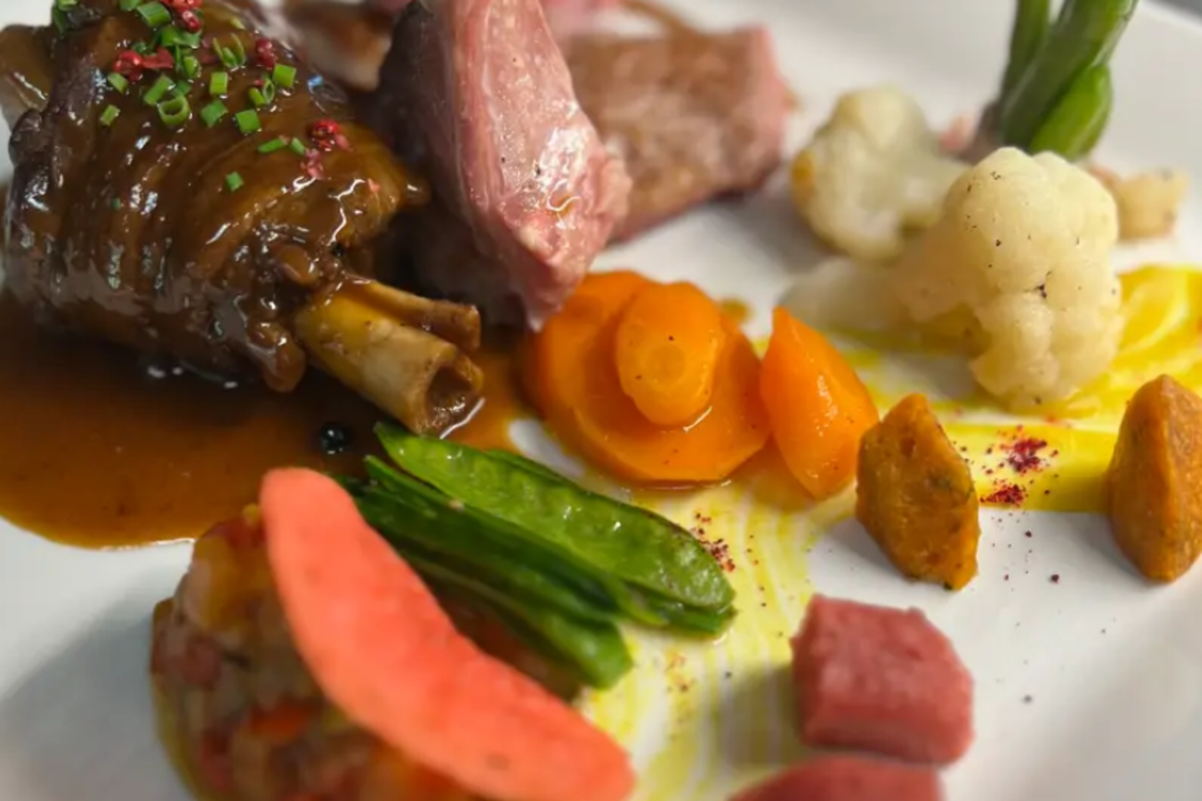 Gourmetgericht im Restaurant Flaschen auf den Pisten von Albinen, Wallis