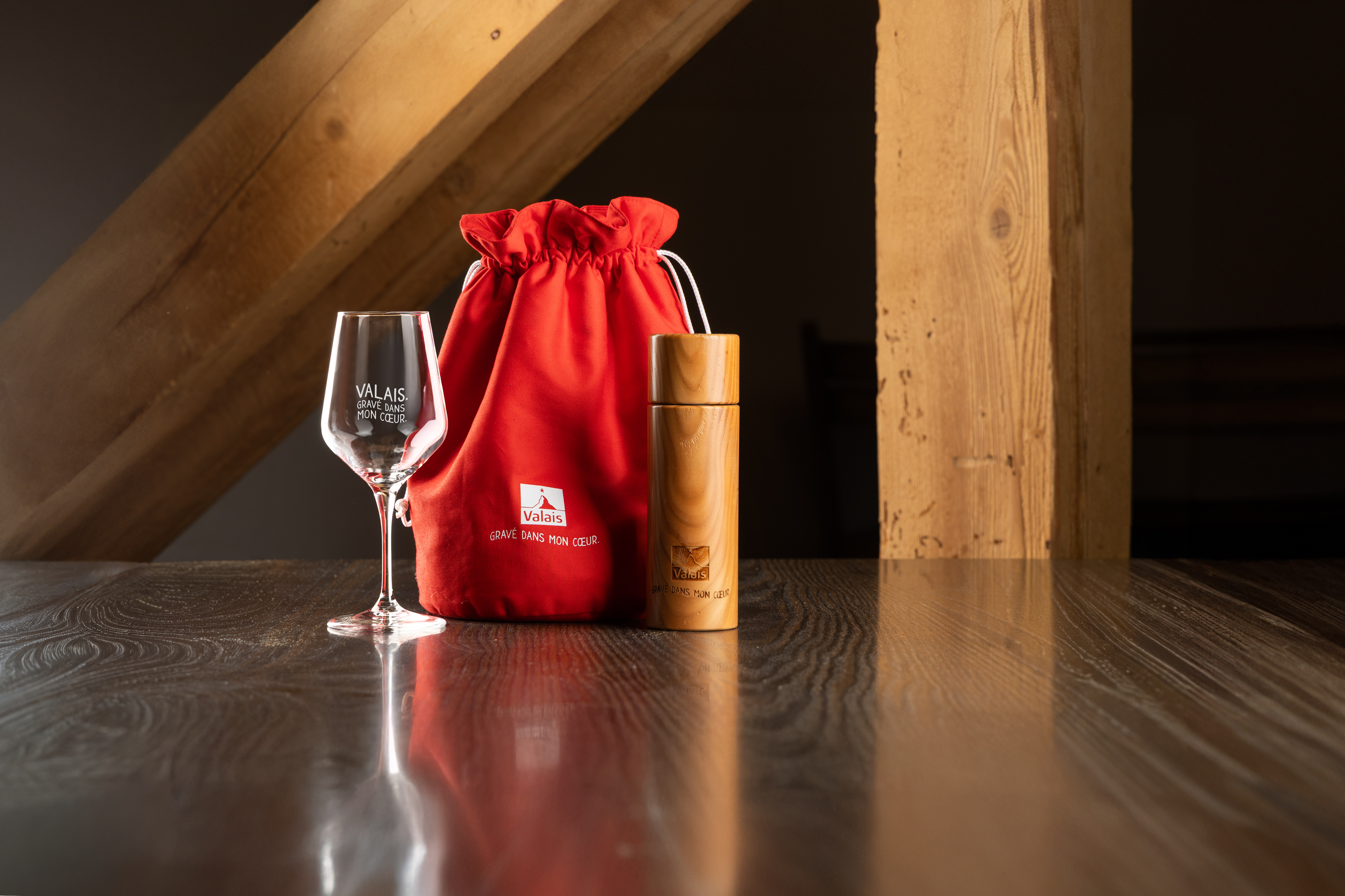 Ein Raclette kit mit allem was man benötigt für einen Raclette-Abend, Wallis, Schweiz