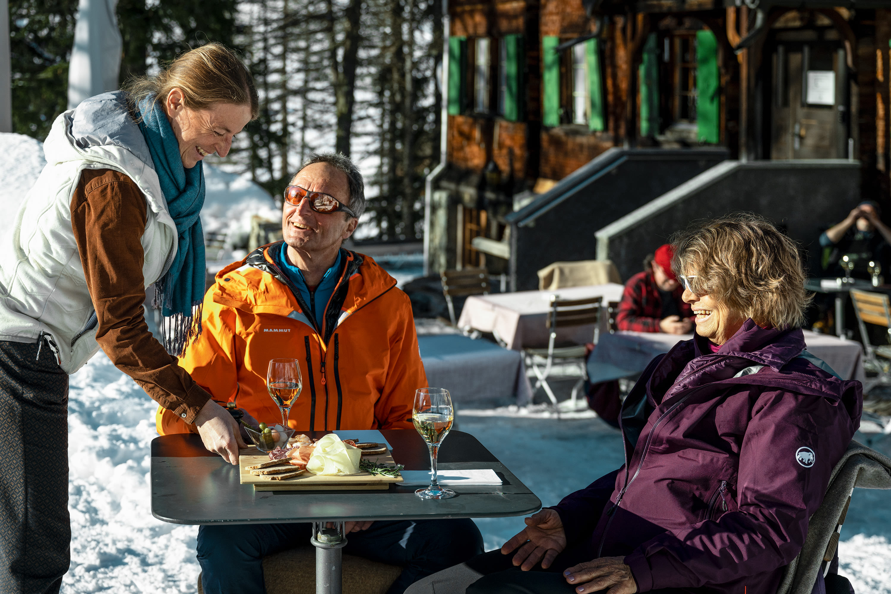 Une assiette valaisanne et un verre de «Gwäss AOC» valaisan, le plus vieux cépage du monde, sont les musts d’un apéritif sur la terrasse ensoleillée de l’hôtel.