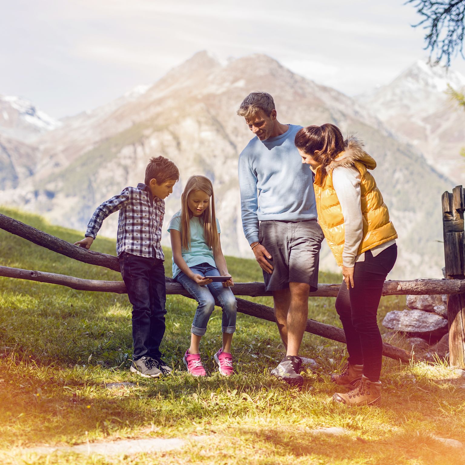 Chasse au trésor en famille, vacances avec les enfants, destination de famille, Family Destination, Grächen, Valais, Suisse