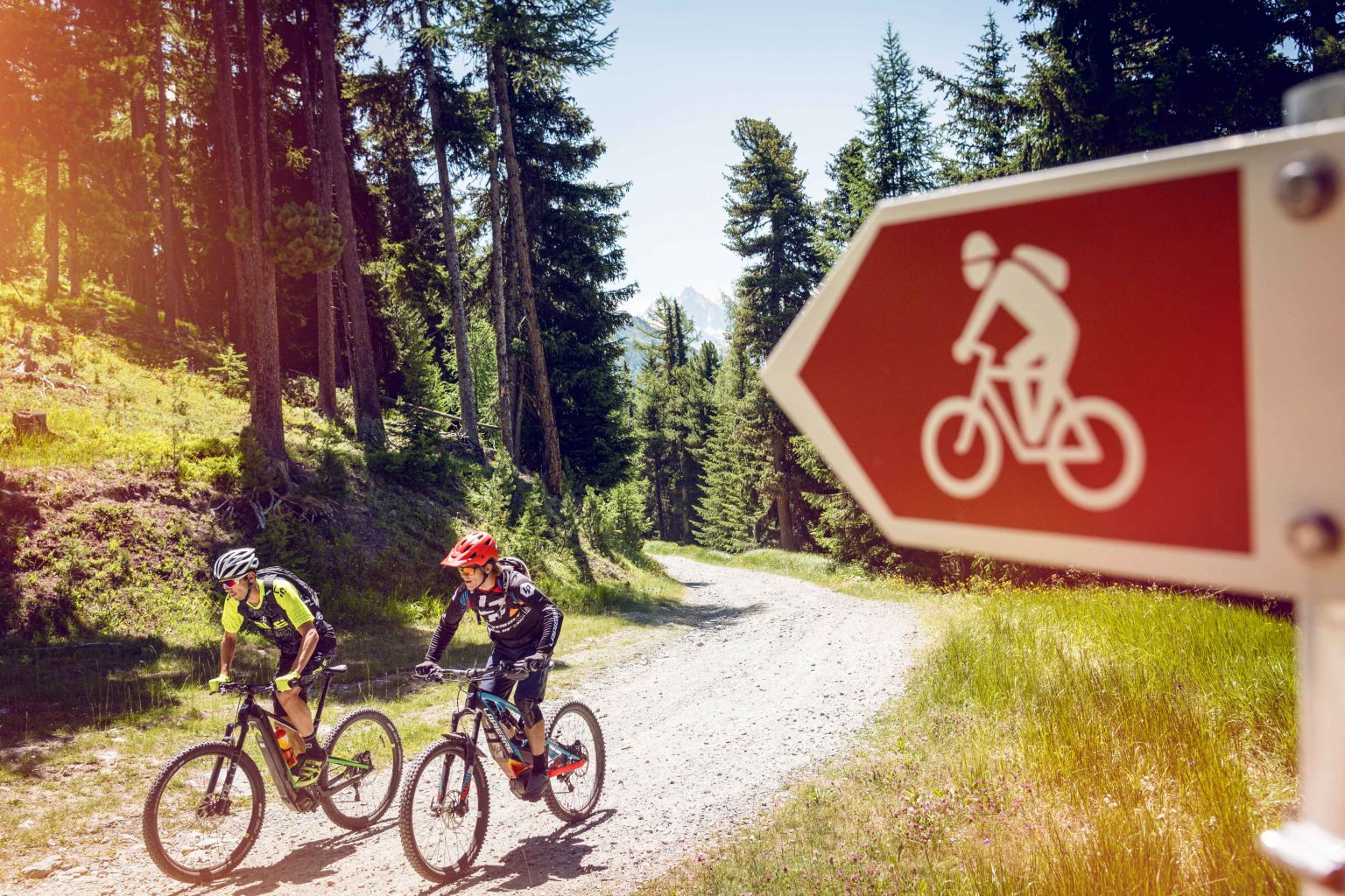 Panneau de signalisation afin de guider les cyclistes en e-bike à trouver leur chemin, Valais Wallis Suisse