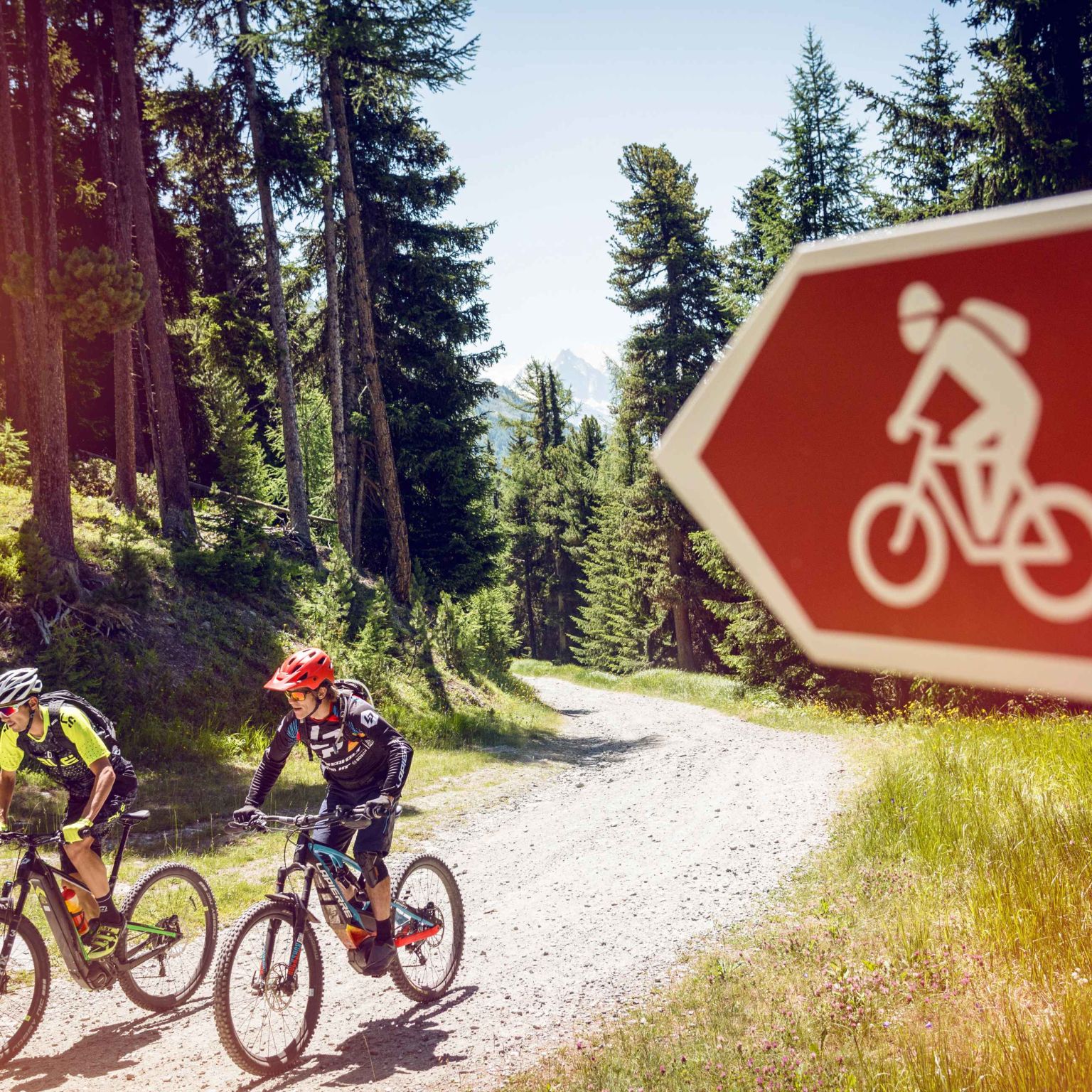 Panneau de signalisation afin de guider les cyclistes en e-bike à trouver leur chemin, Valais Wallis Suisse