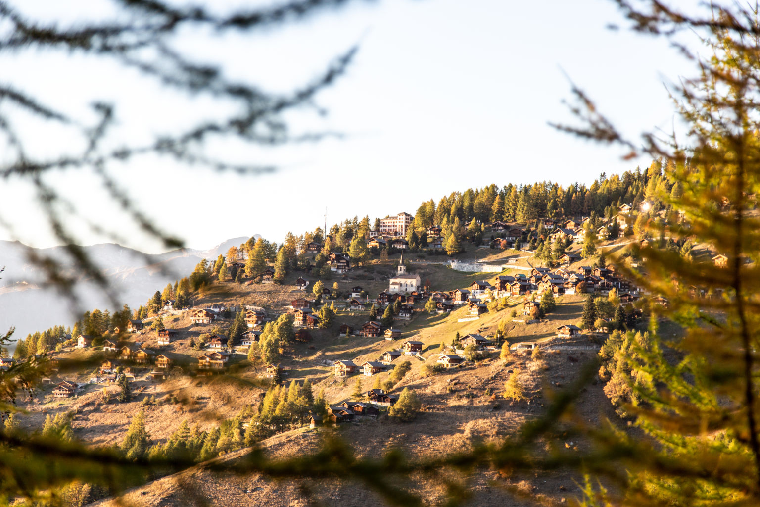 Le charmant village de Chandolin est niché sur les pentes ensoleillées du Val d'Anniviers, Valais, Suisse.