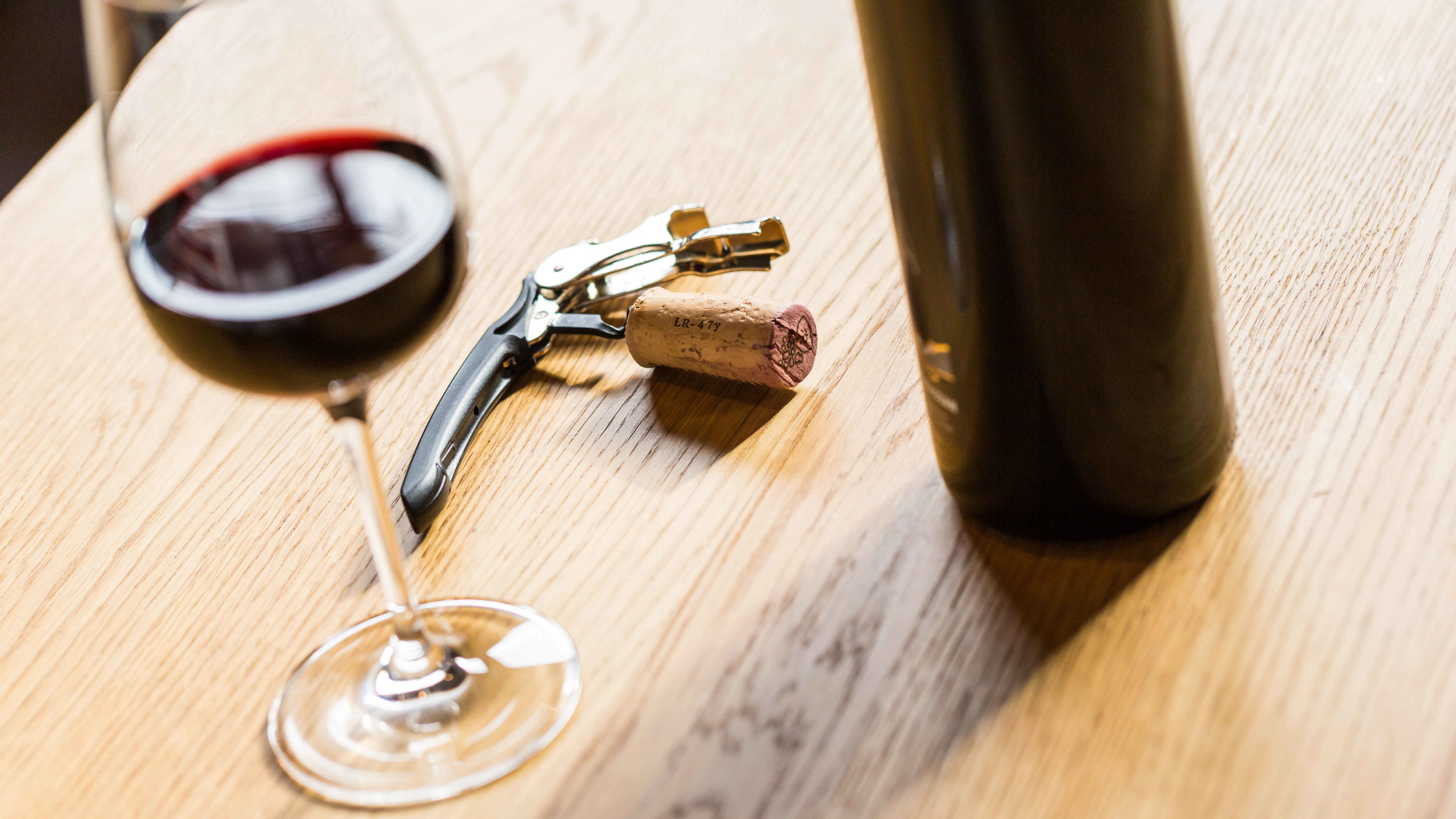 Une bouteille de vin valaisan avec son tir bouchon et un verre à vin, Valais Suisse