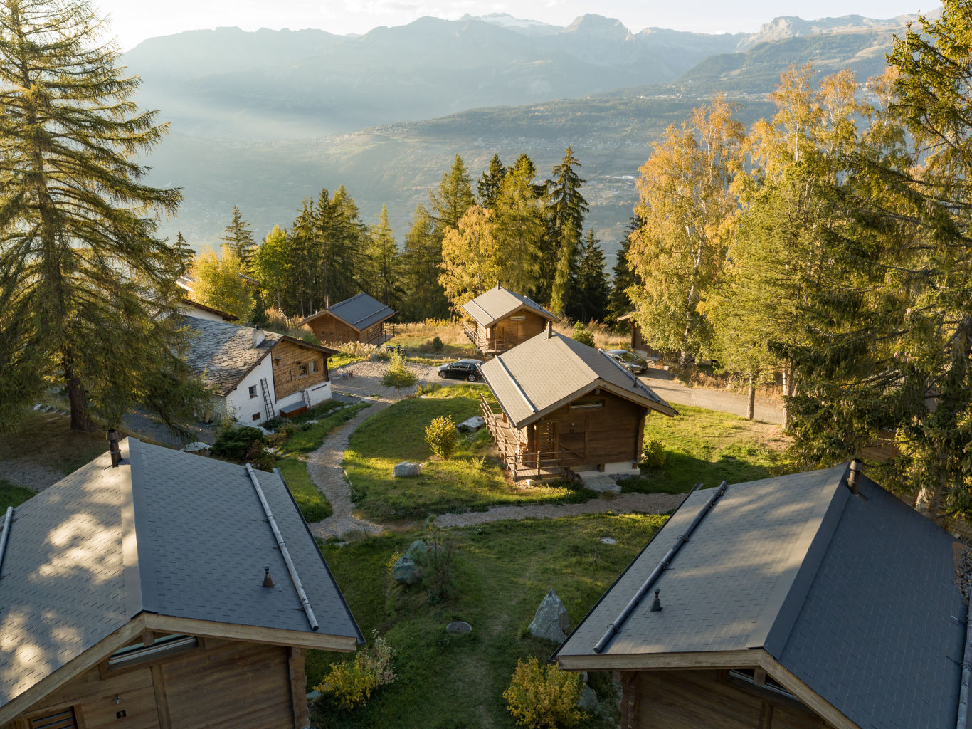 Passez un séjour authentique dans l'un des chalets qui forment ensemble ce hameau exclusif au milieu d'une nature protégée, le Valais, en Suisse.