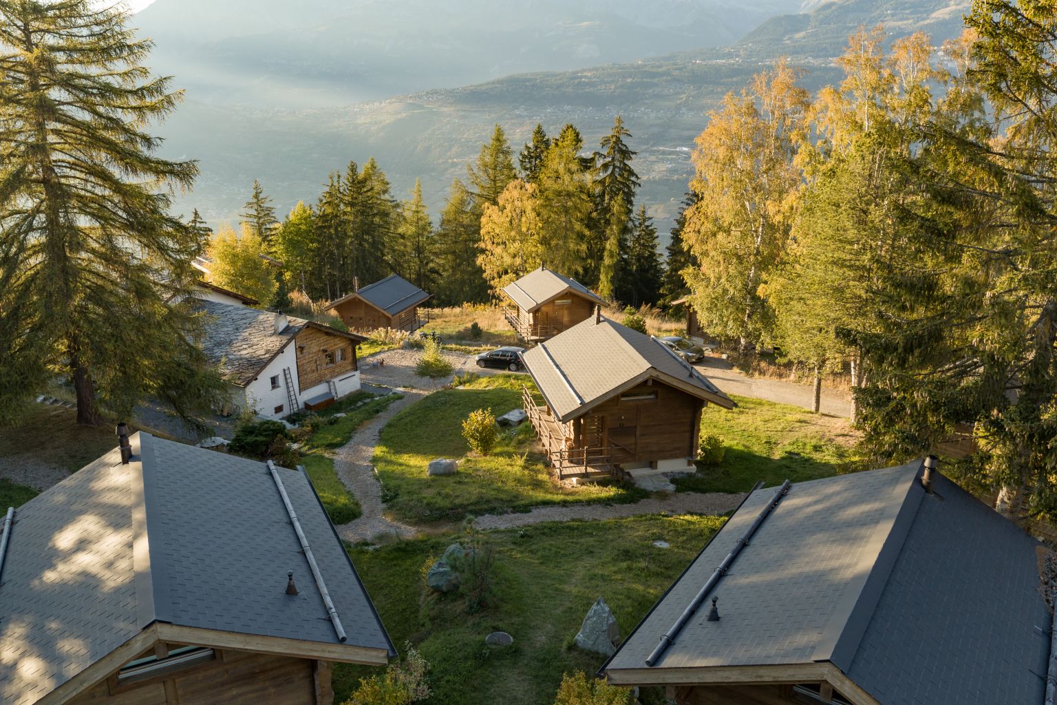 Verbringen Sie einen authentischen Aufenthalt in einem der Chalets, die zusammen diesen exklusiven Weiler mitten in der geschützten Natur bilden, Wallis, Schweiz