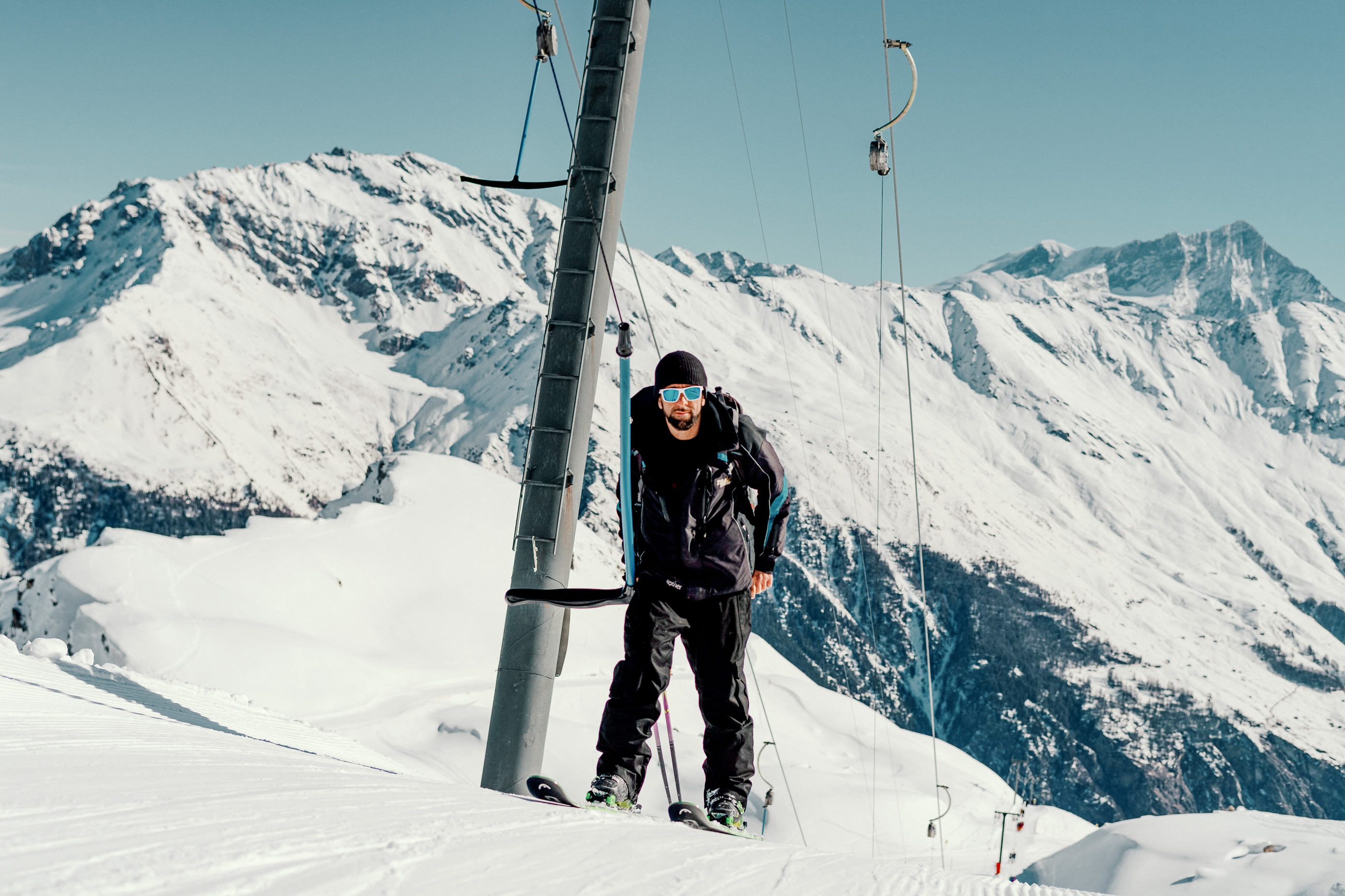 Marcio au téléski avec une vue sur le sommet, Valais, Suisse