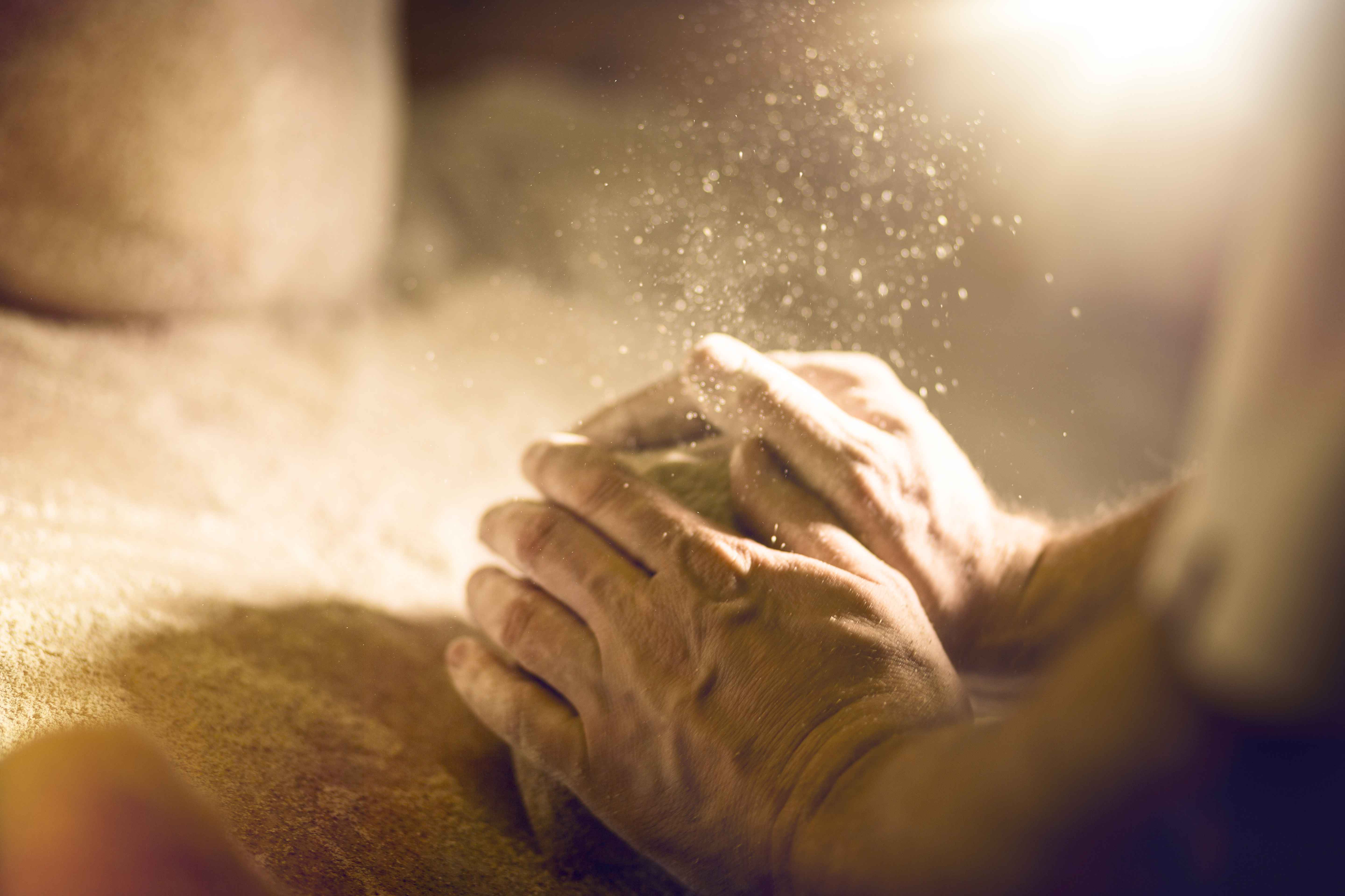Herstellung des Teigs für Roggenbrot, Wallis, Schweiz
