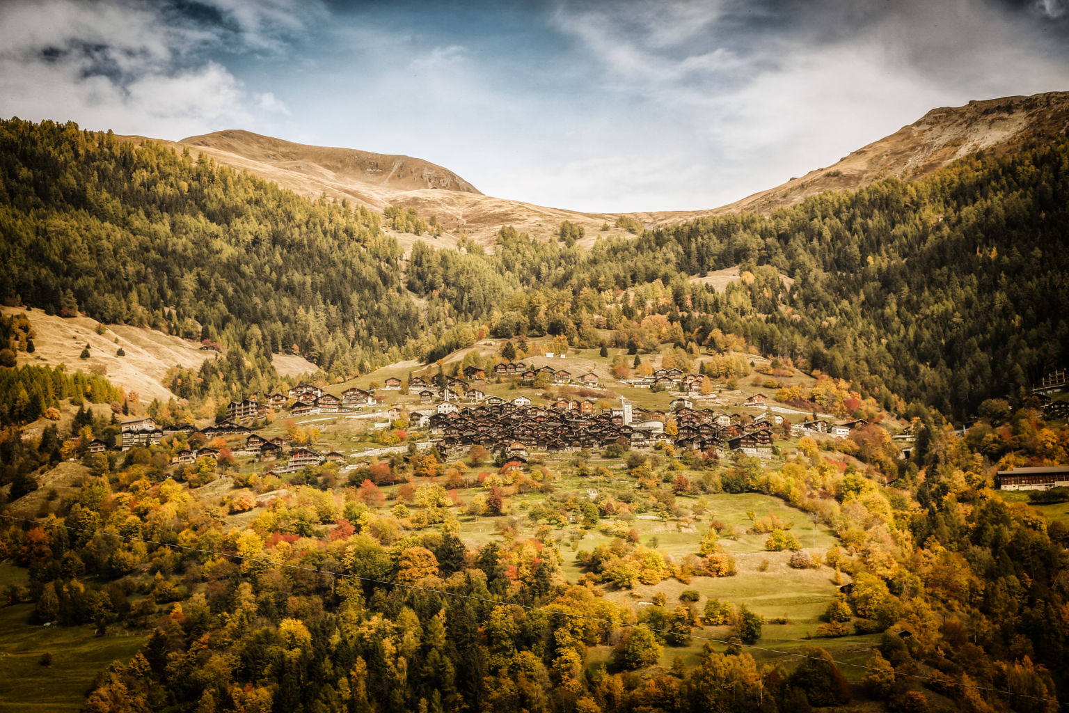 Le charmant village d'Albinen se trouve au pied de la Gemmi et semble s'accrocher aux pentes ensoleillées du Dalatal, Valais, Suisse