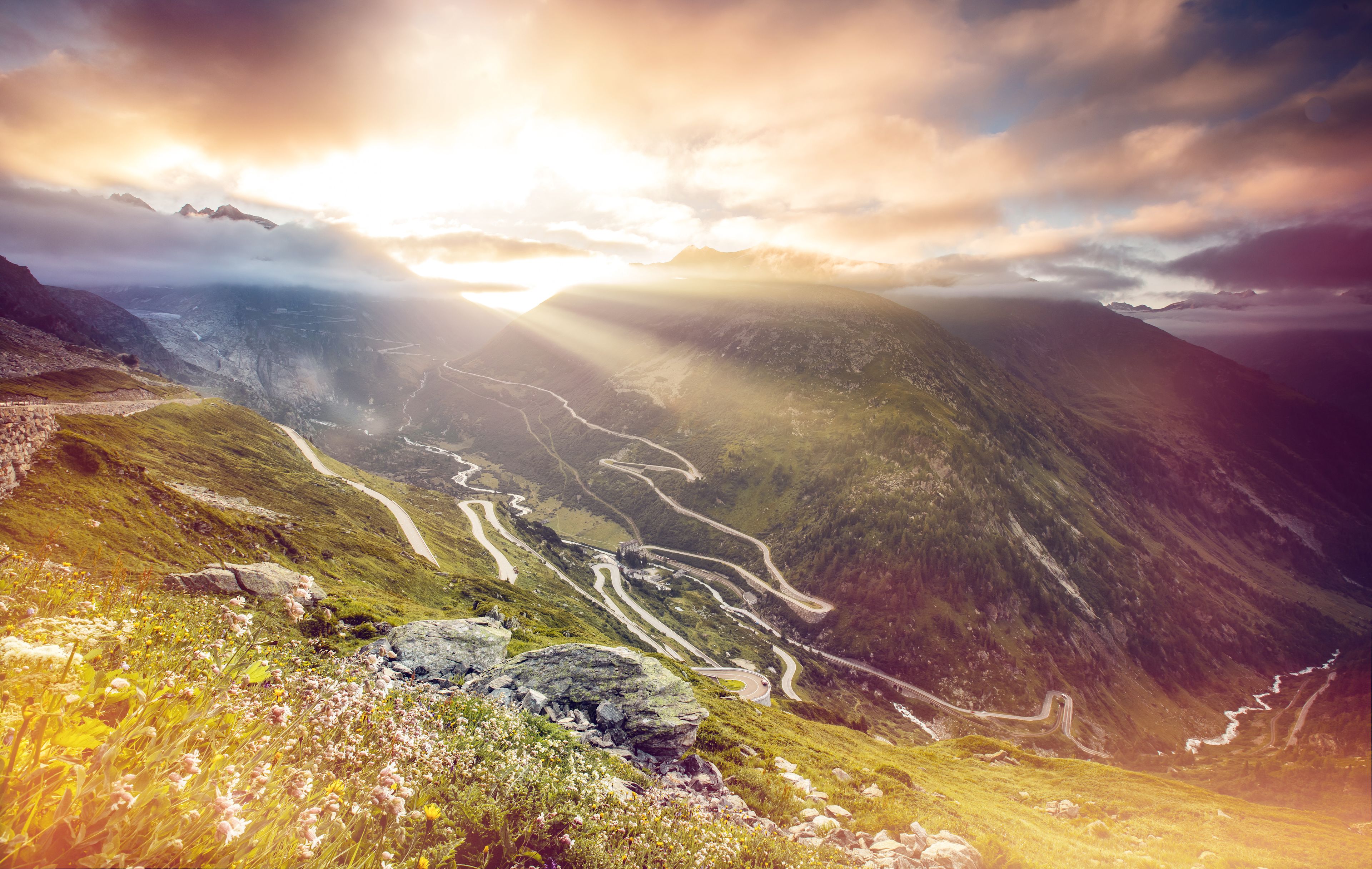 Route montant au col du Grimsel, Suisse