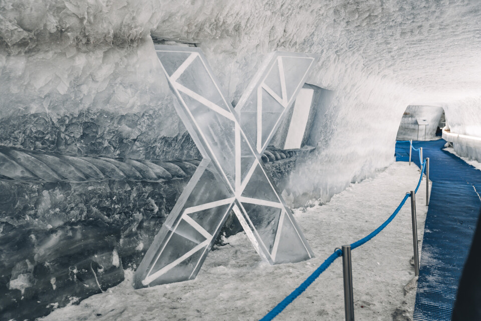 Tunnel de glace illuminé menant au Palais de glace situé sous le glacier du Matterhorn à Zermatt