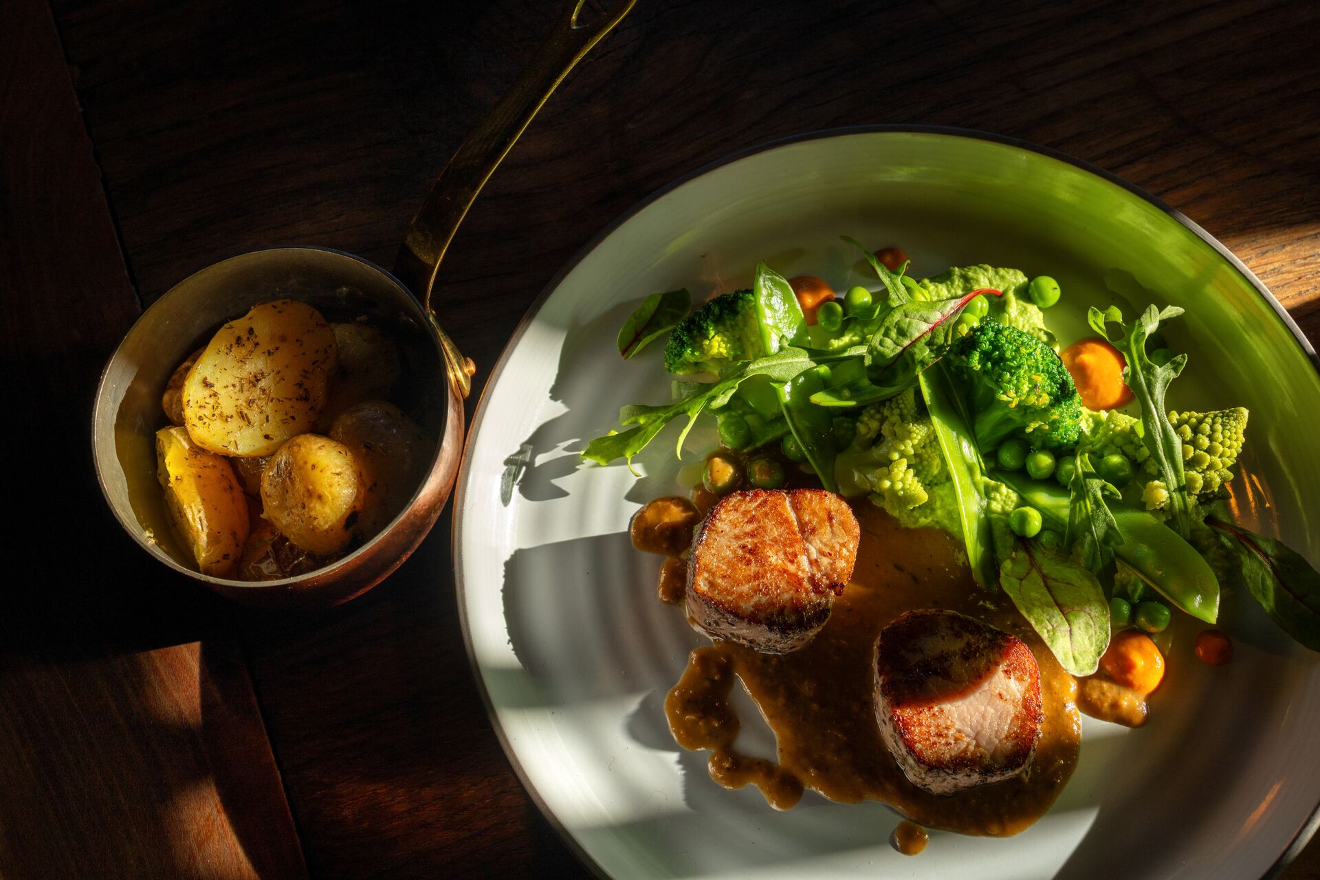 Plat raffiné de viande avec légumes et pommes de terre rôties à Champéry