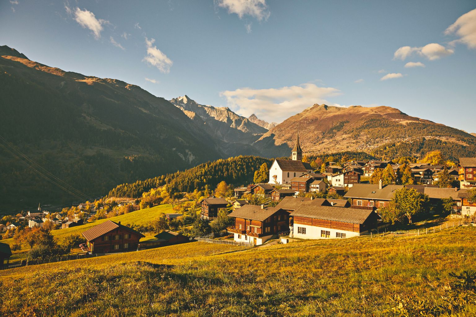 Das im Goms gelegene Dorf Ernen scheint direkt aus einem Märchen entsprungen zu sein, Wallis, Schweiz