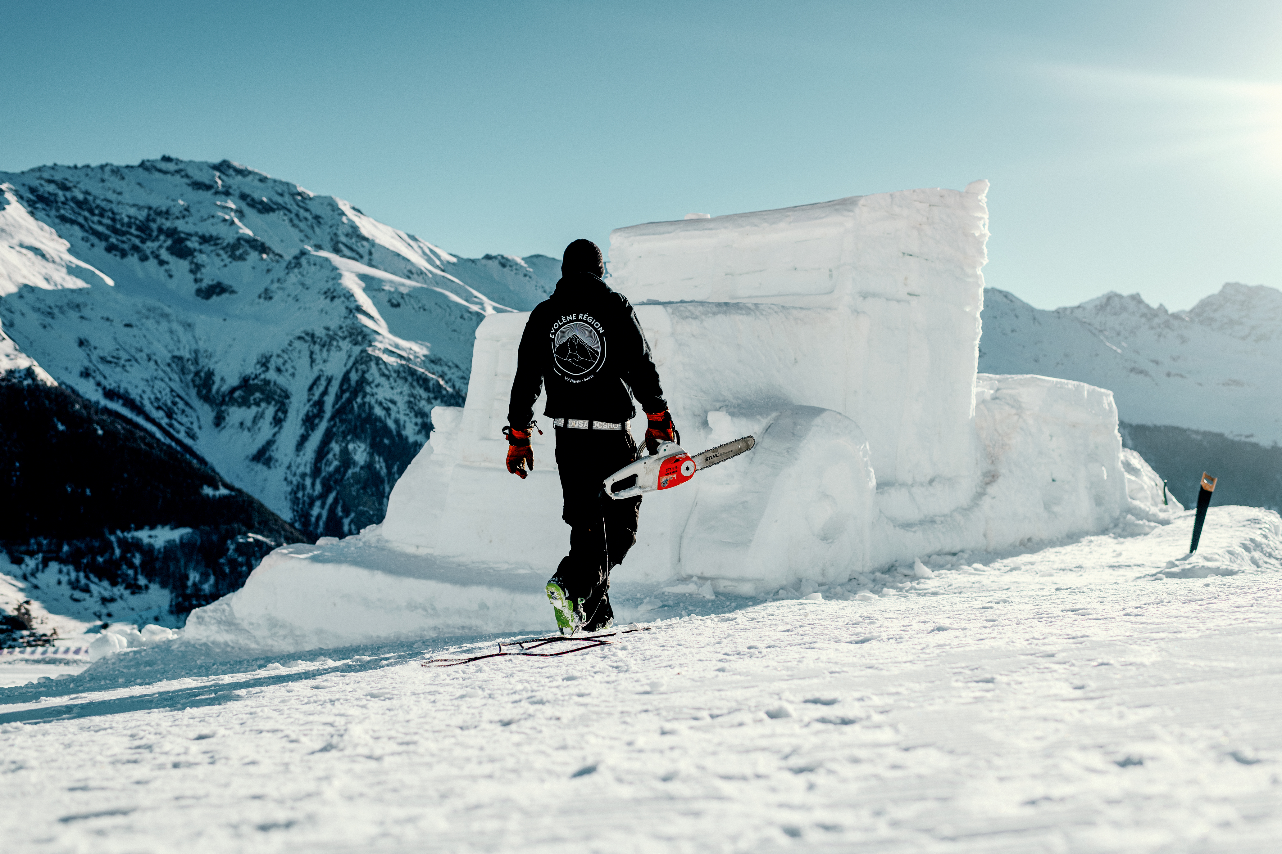 La tronçonneuse est utilisée pour les coupes grossières, Valais, Suisse