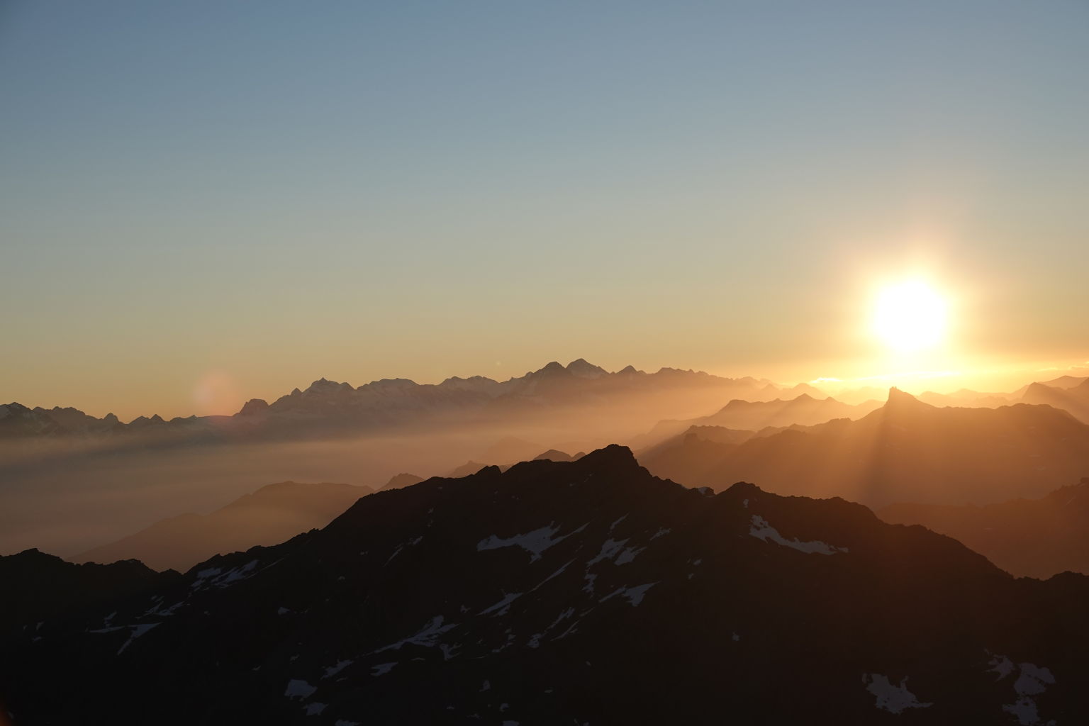 Sonnenaufgang am Mont-Fort mit Blick auf die Berge am frühen Morgen, Valais Wallis Schweiz