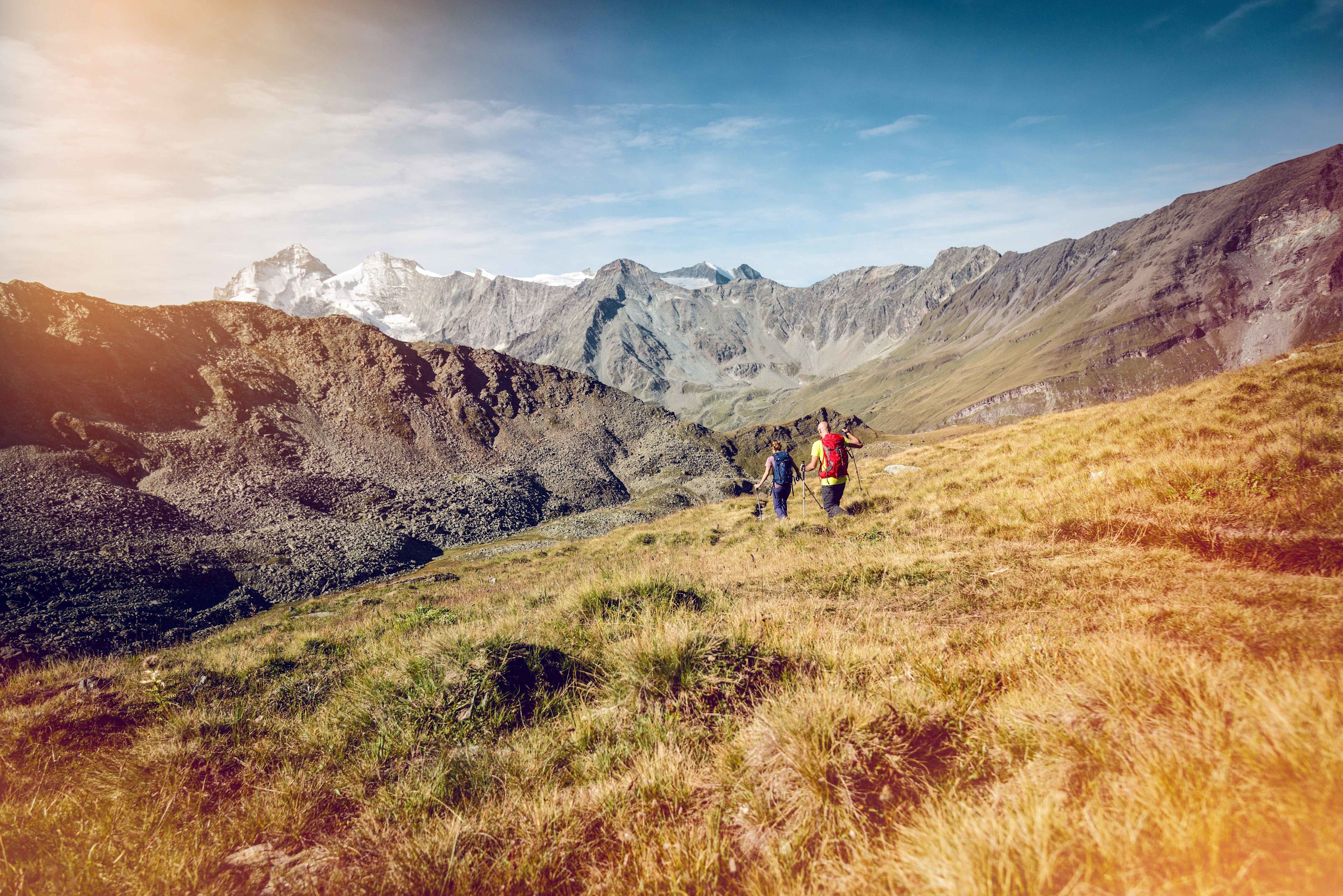 Randonneurs sur l'alpage de Tracuit, Chalais, été en Valais, Suisse
