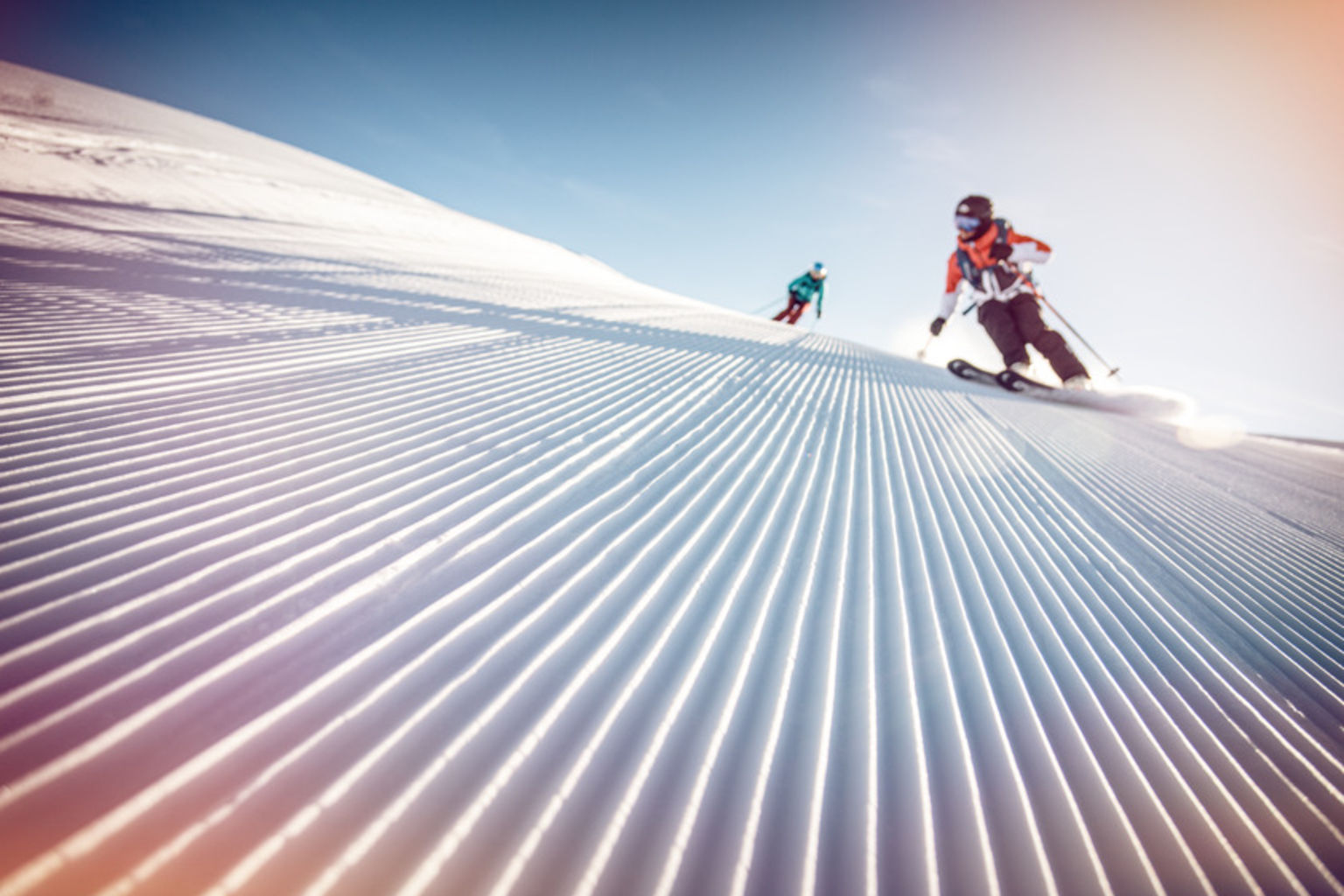 Deux skieurs dévalant la pente à Nendaz, dans le Valais, en Suisse.