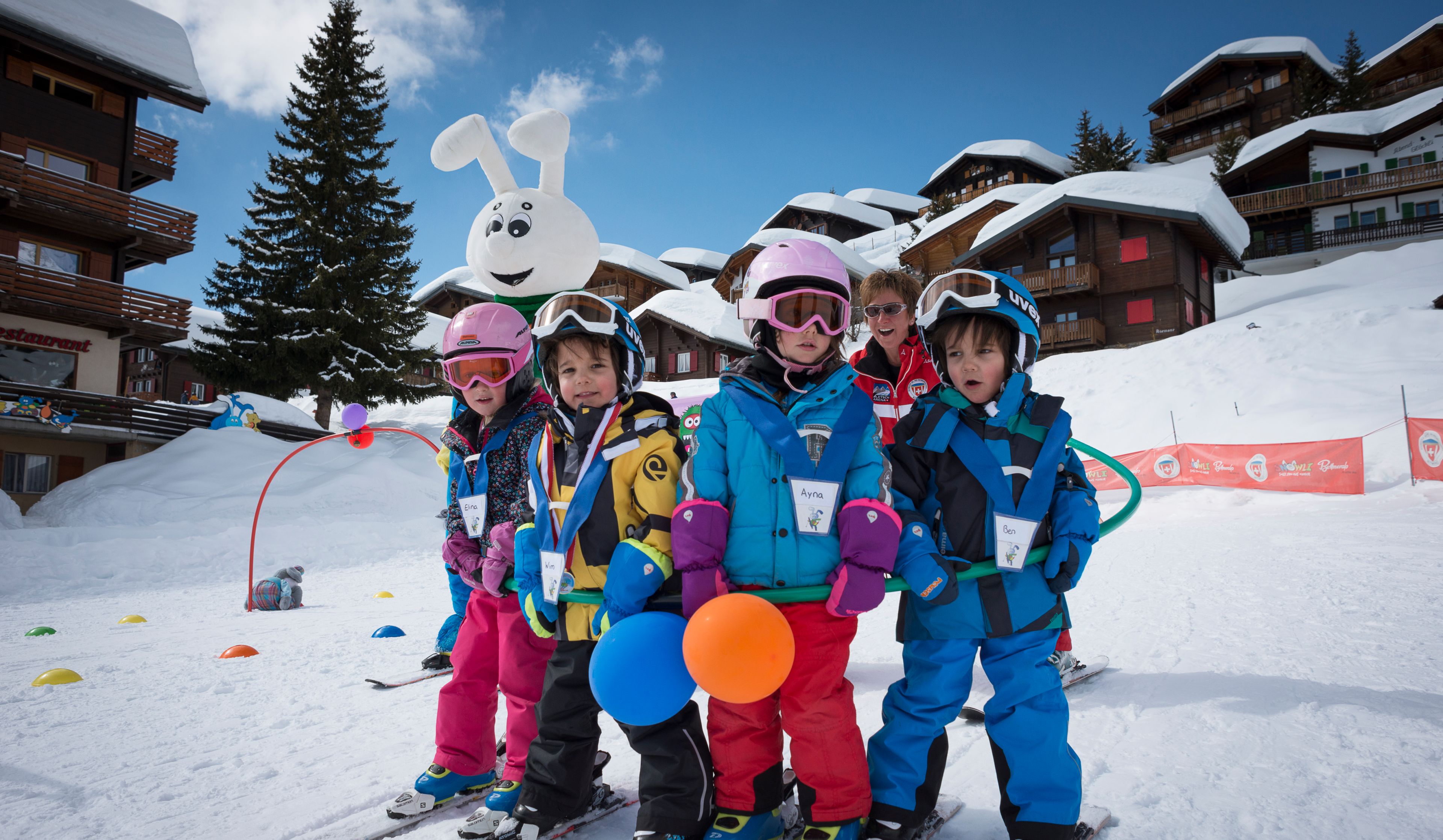Gruppenfoto der Skilehrlinge im Kinderschneeländer auf der Bettmeralp mit dem Maskottchen
