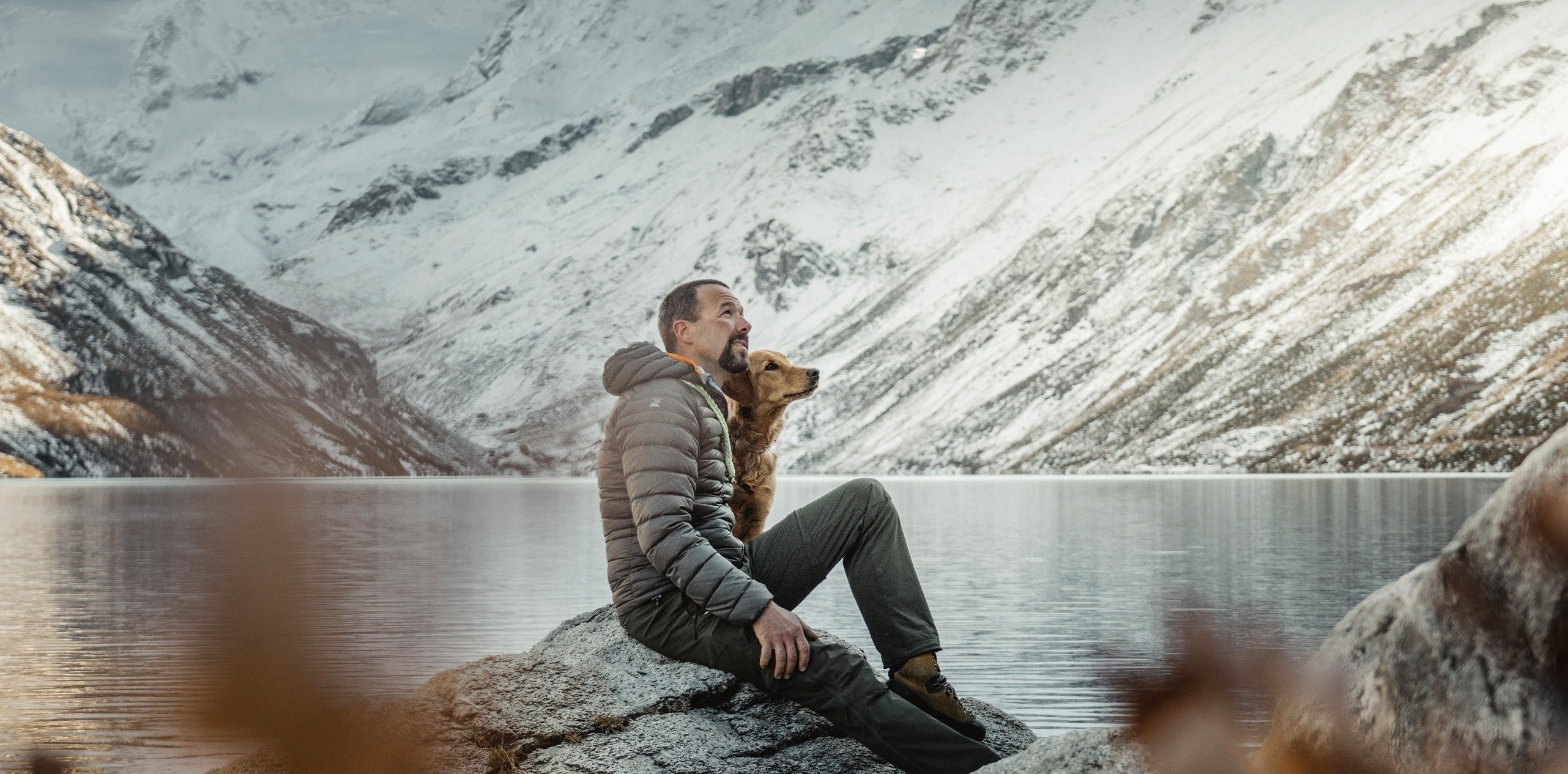 Flos und sein neuer Copin am See, Wallis, Schweiz