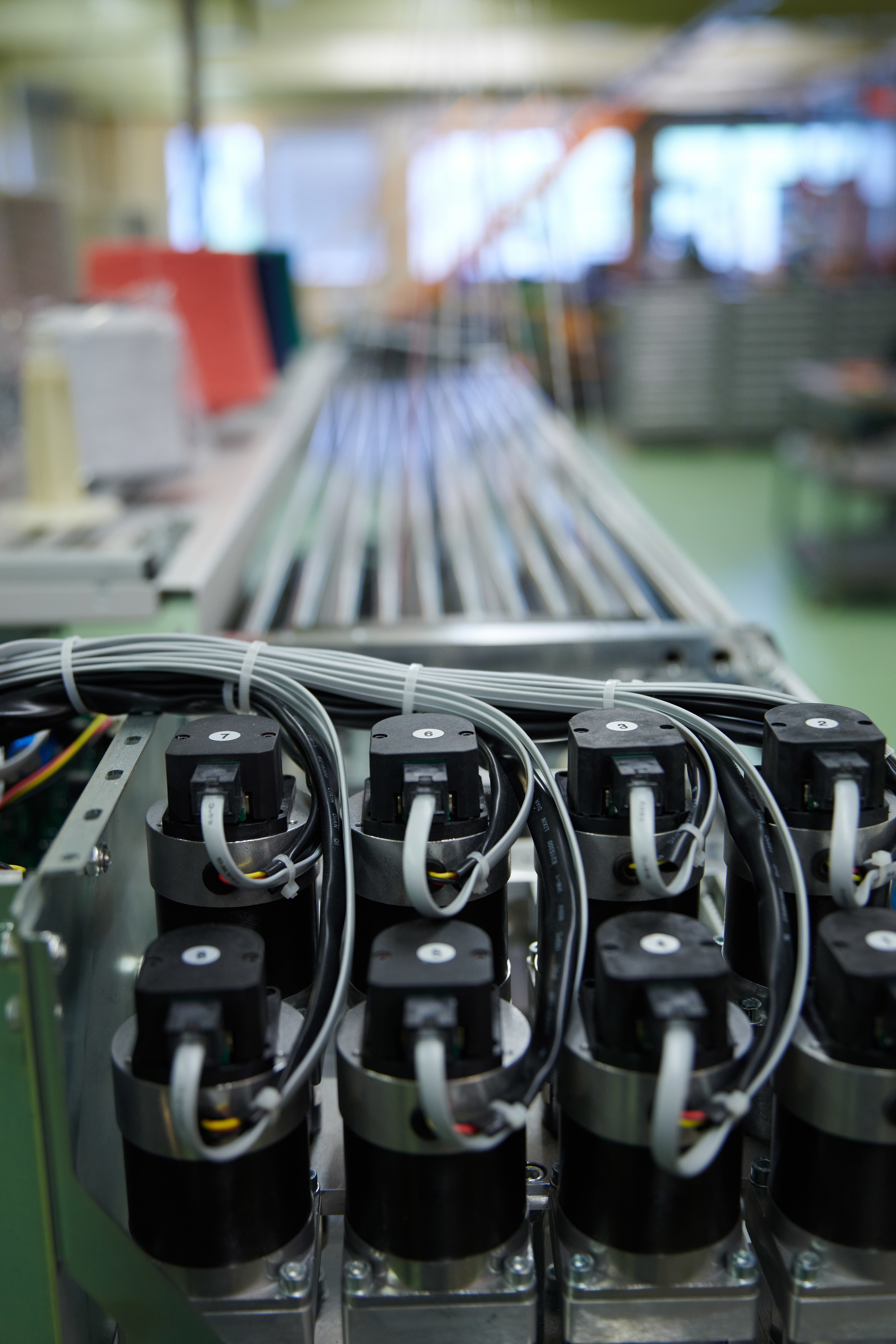 La fonture est le cœur de chaque machine à tricoter. Il se compose d'environ 15 000 pièces individuelles. 3 A cause de Corona : maintenant la production de masques de toutes les couleurs, Valais, Suisse