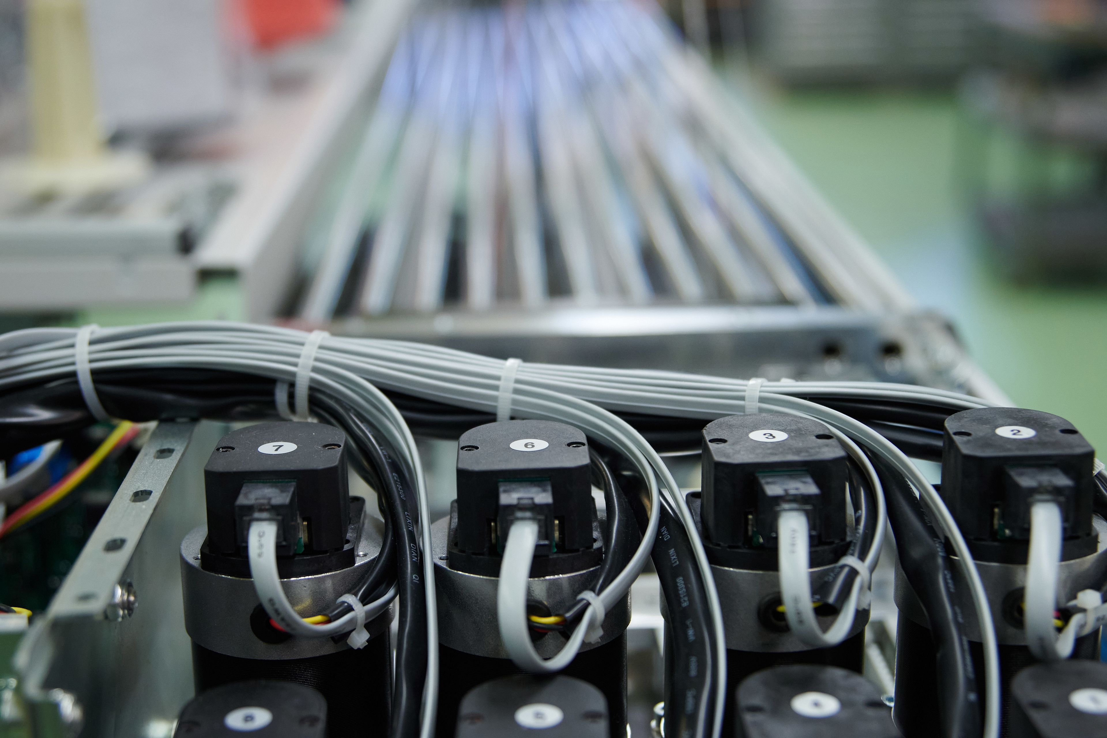 The needle bed is the heart of every knitting machine. It consists of around 15 000 individual parts. 3 Because of Corona: now production of masks in all colours, Valais, Switzerland