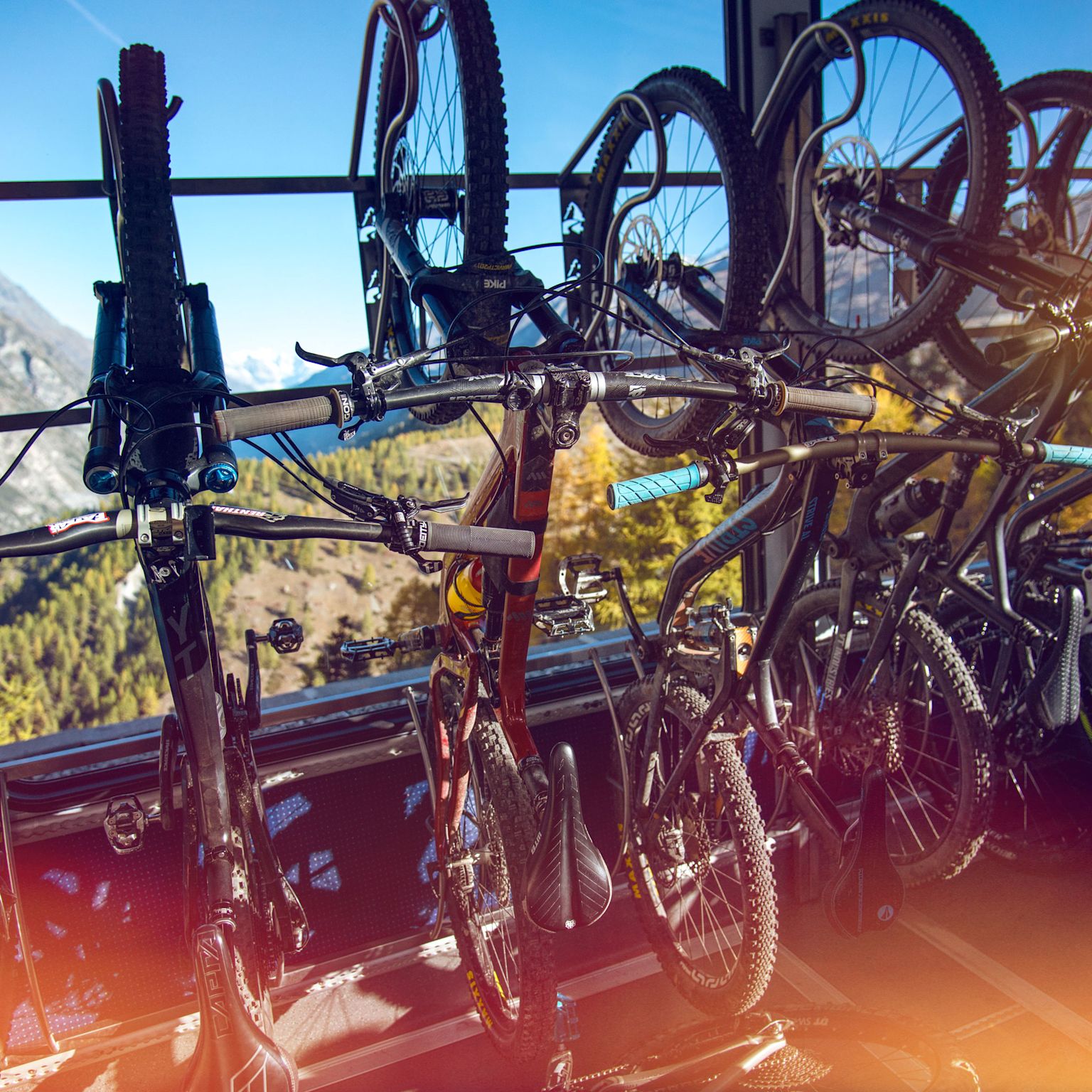 Transport de VTT en remontées mécaniques, Valais, Suisse