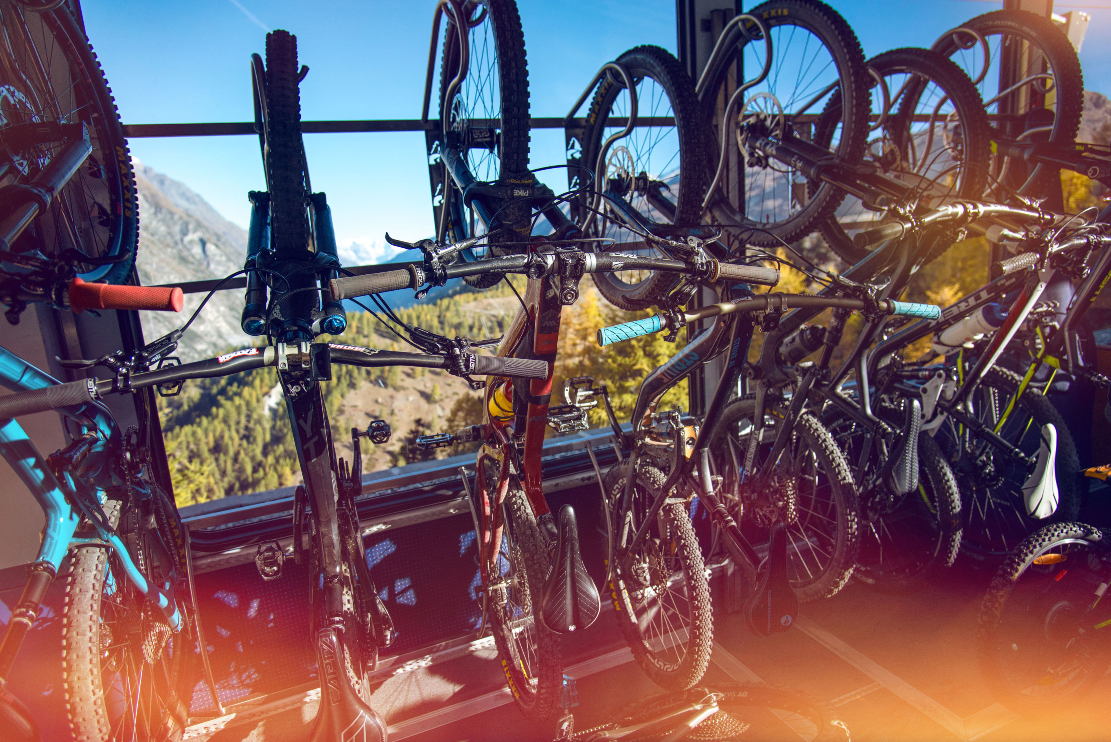 Transport de VTT en remontées mécaniques, Valais, Suisse