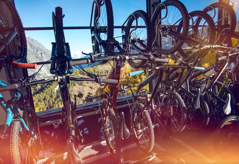 Biketransport mit Bergbahn, Wallis, Schweiz