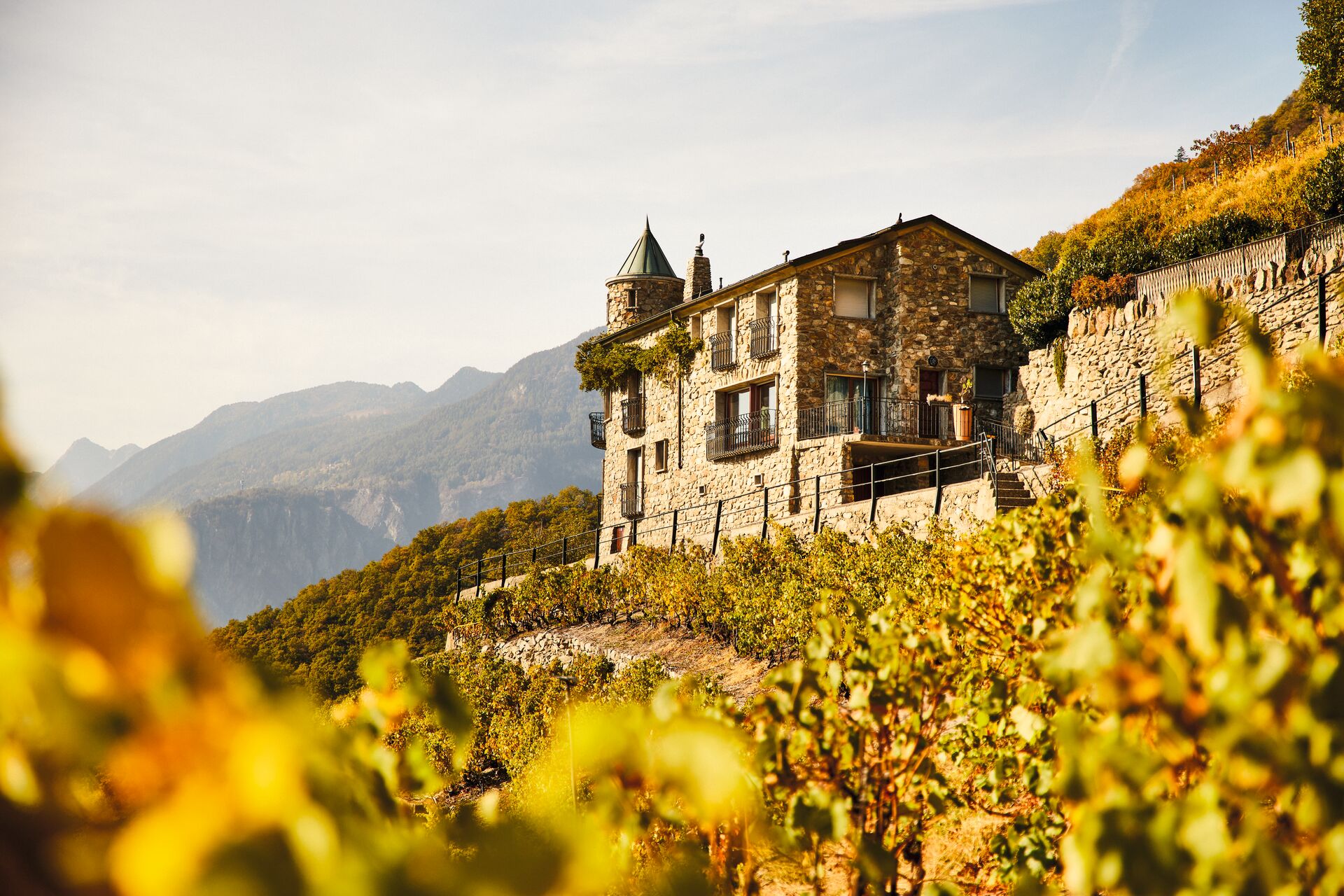Ein Steinhaus unter blauem Himmel an einem Sommertag in den Walliser Weinbergen