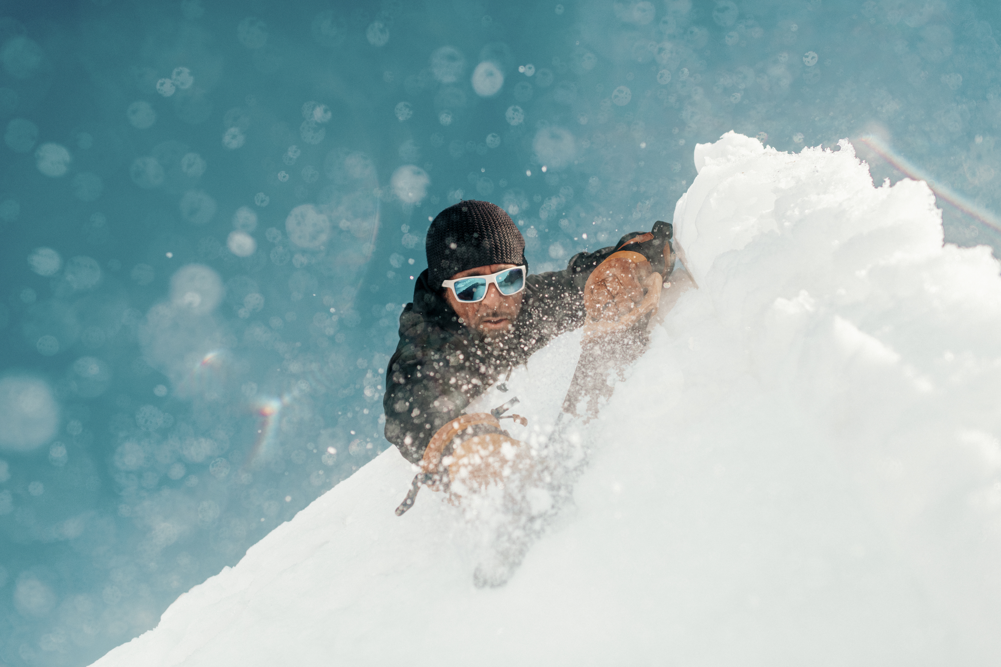 Marcio Morais utilise une scie à bois pour couper proprement la sculpture, Valais, Suisse