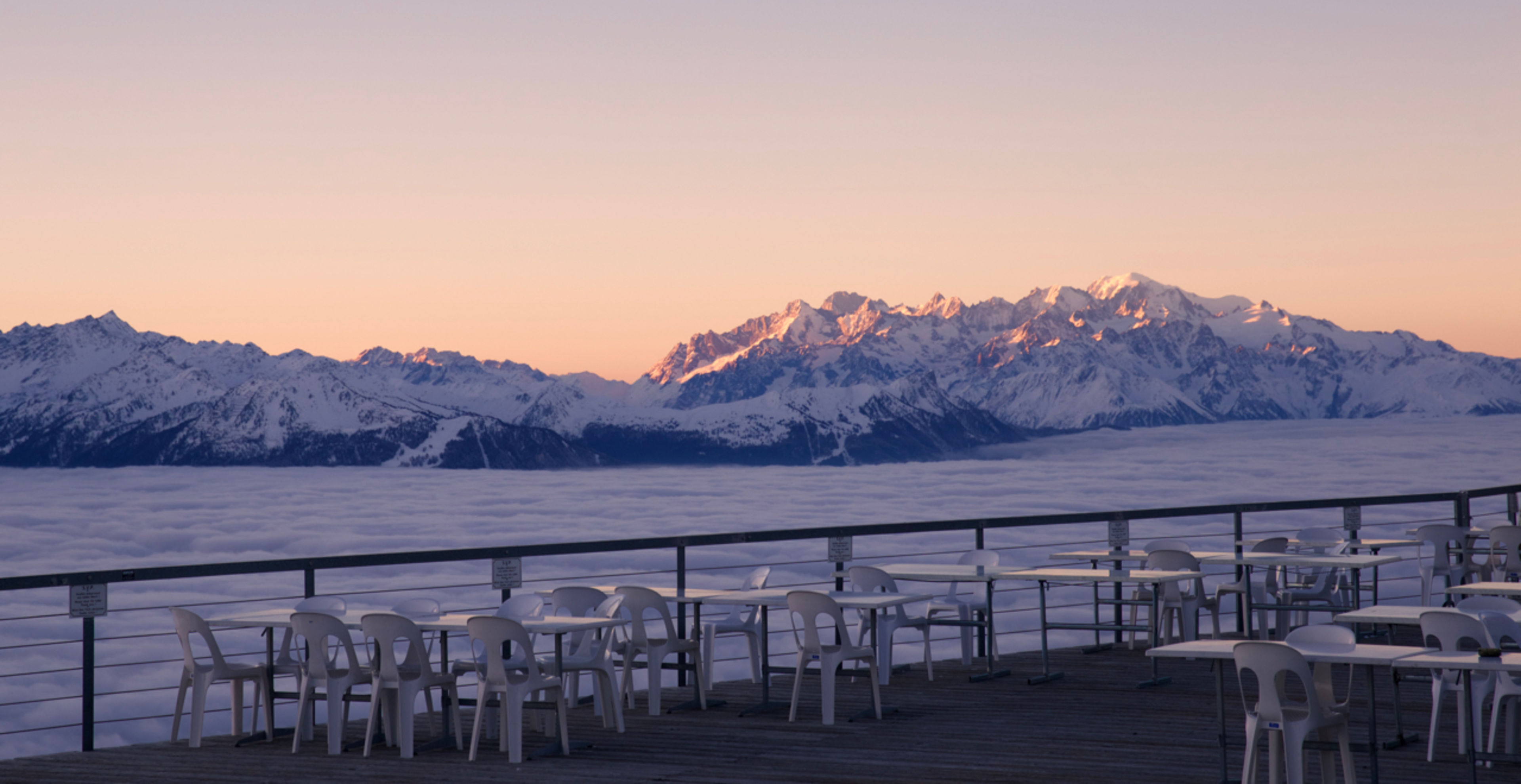 Mer de nuage au restaurant de Pas de Maimbré à Anzère, Valais Wallis Suisse