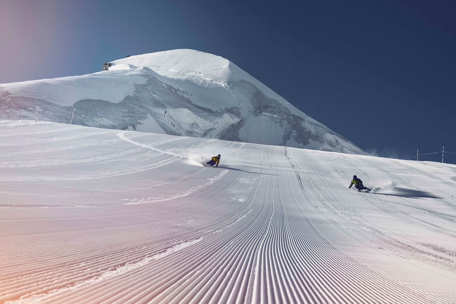 Ski à Saas-Fee avec vue sur l'Allalinhorn, hiver en Valais, Suisse