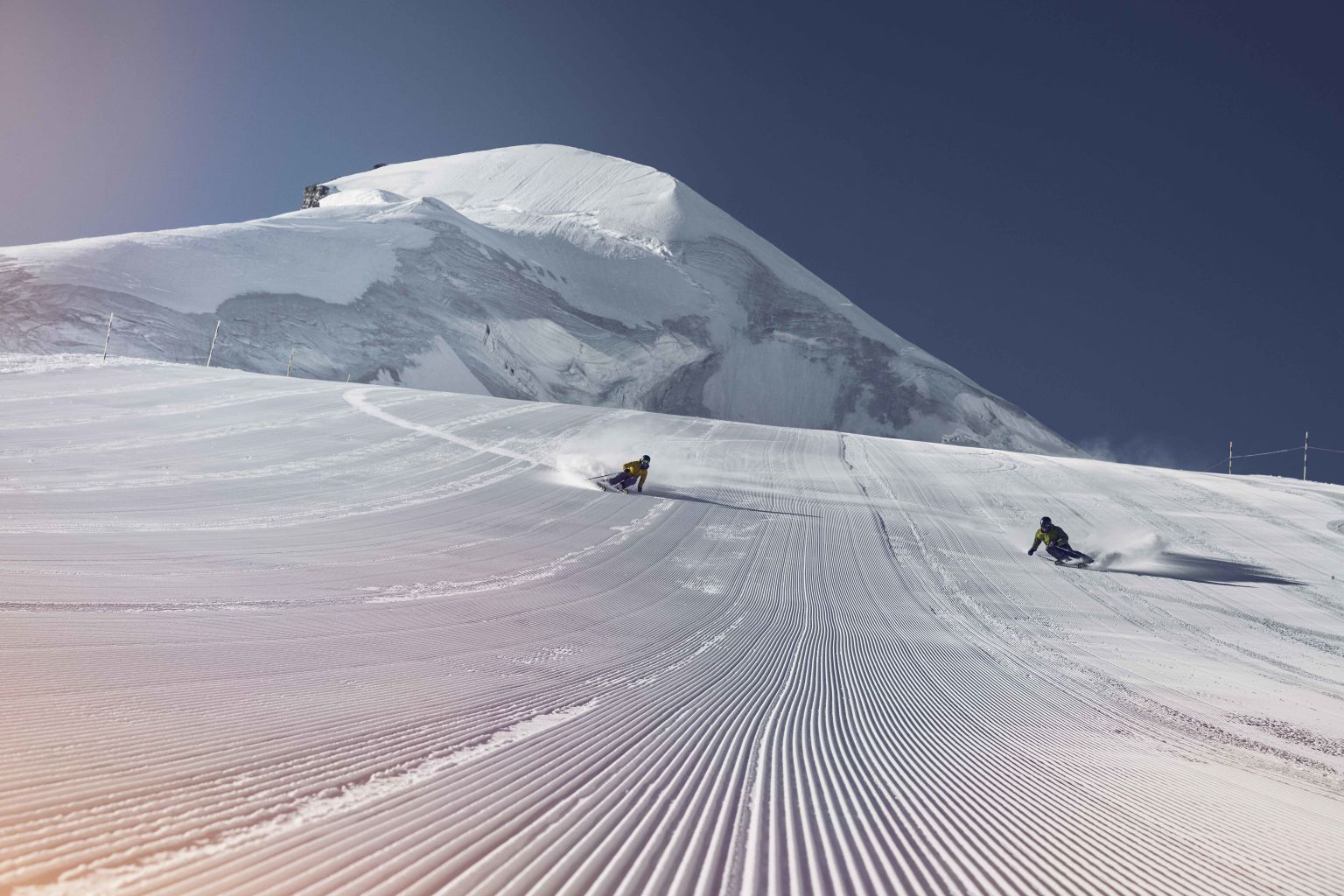 Ski à Saas-Fee avec vue sur l'Allalinhorn, hiver en Valais, Suisse