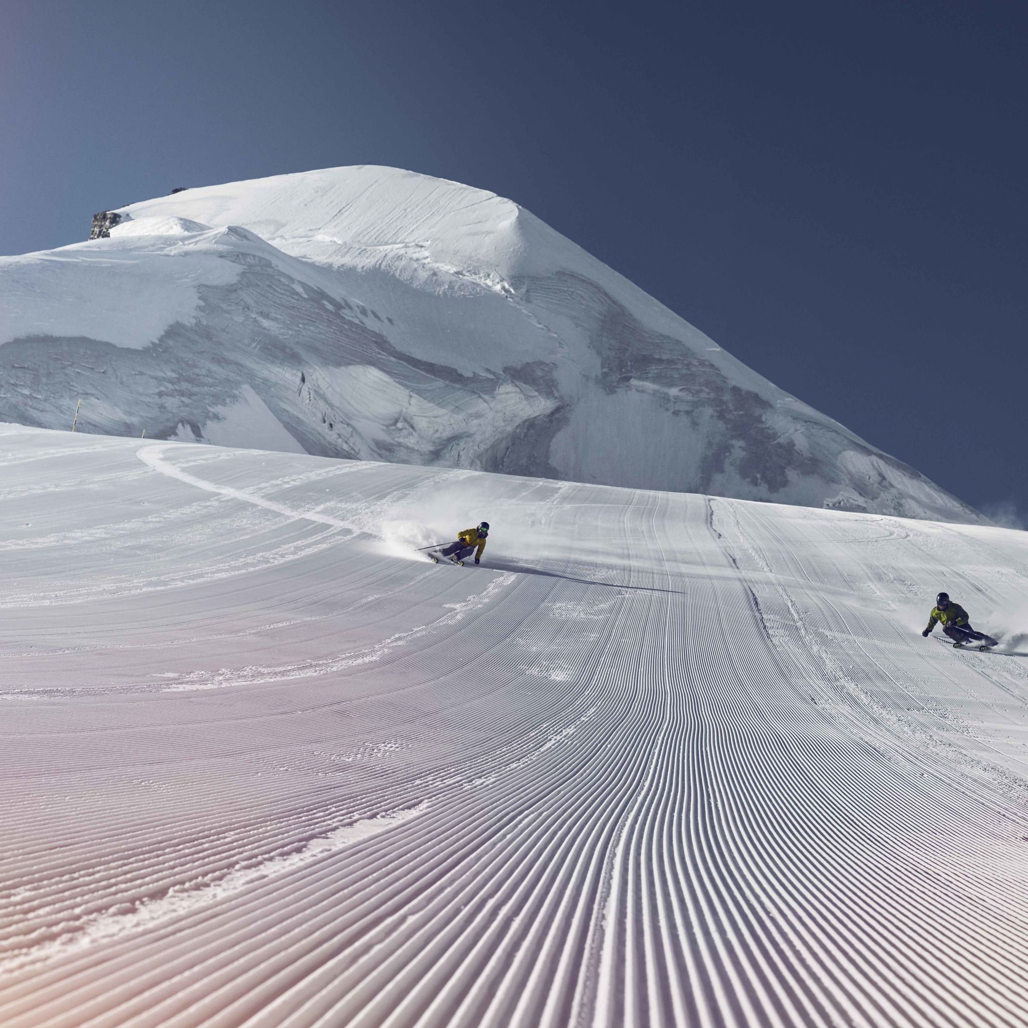 Skifahren in Saas-Fee mit Sicht auf Allalinhorn, Winter im Wallis, Schweiz