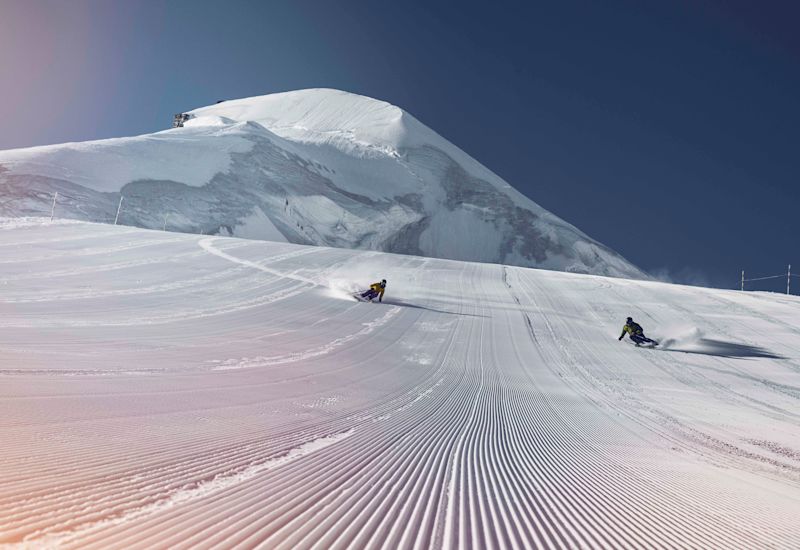 Ski à Saas-Fee avec vue sur l'Allalinhorn, hiver en Valais, Suisse