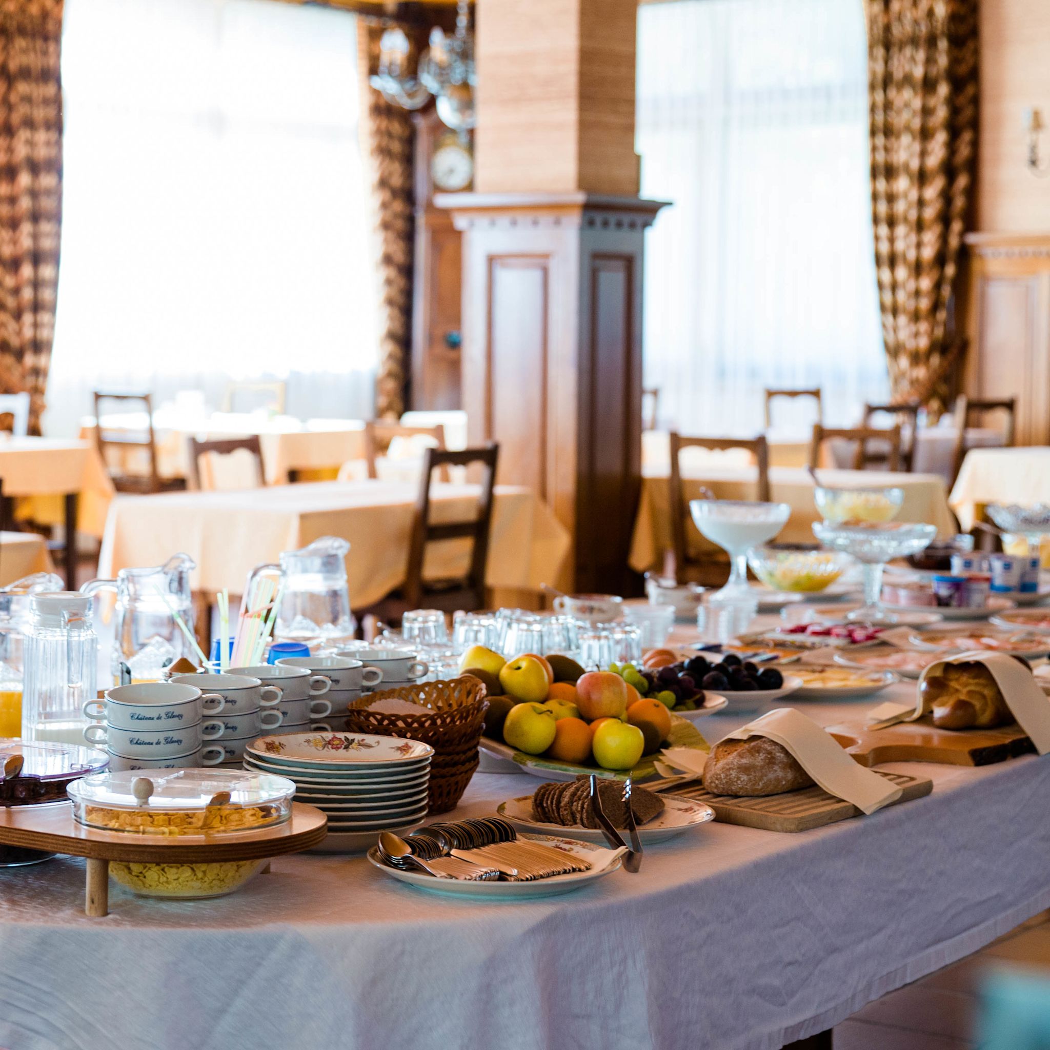 Frühstücksbuffet mit frischem Obst, Gebäck und Müsli im Speisesaal des Hotel Astoria in Leukerbad